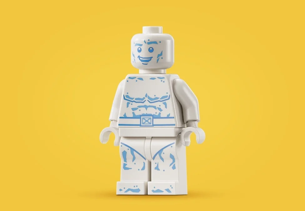 Prim-plan cu minifigurina LEGO Ice Man, albă cu detalii albastre, pe un fundal galben.