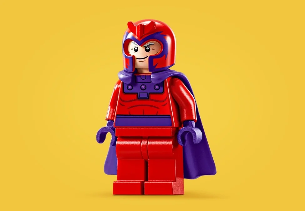 Prim-plan cu minifigurina Lego Magneto, costum roșu și mov, pe fundal galben.