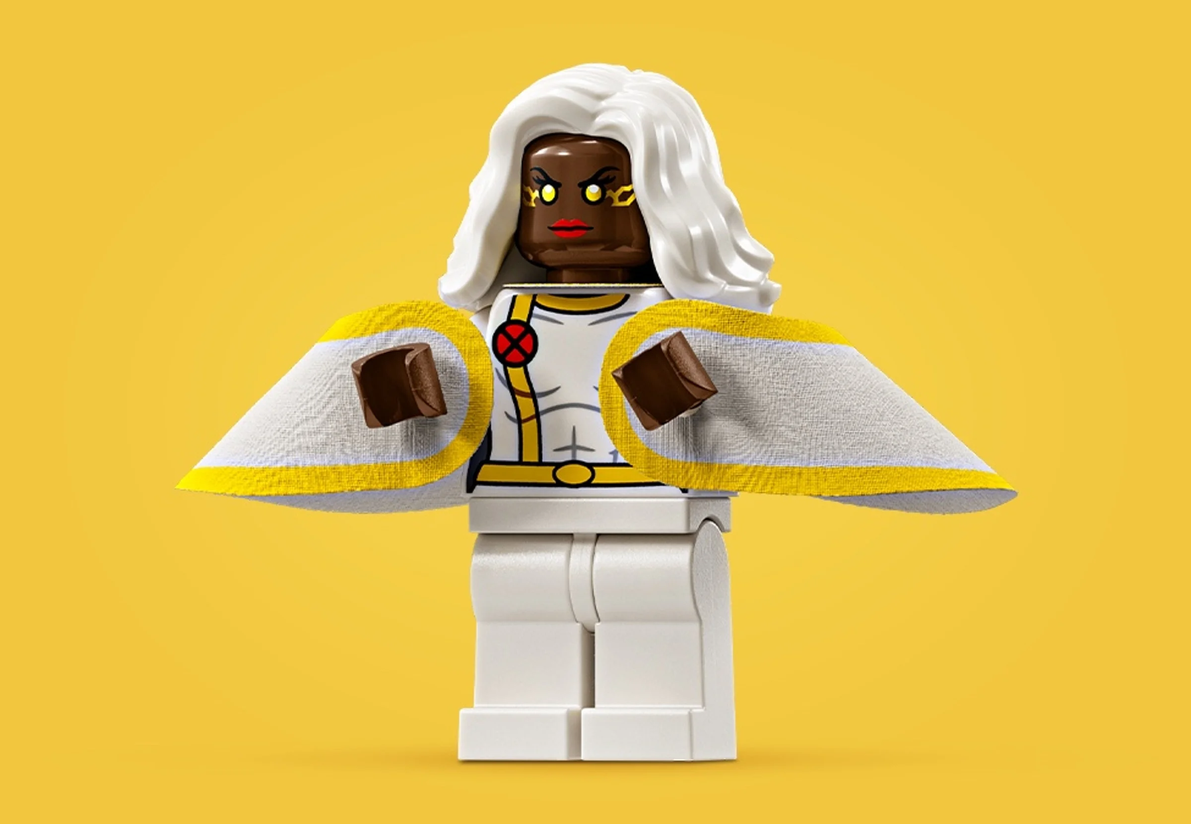 Prim-plan cu minifigurina LEGO Storm, având păr alb și costum specific, pe fundal galben.
