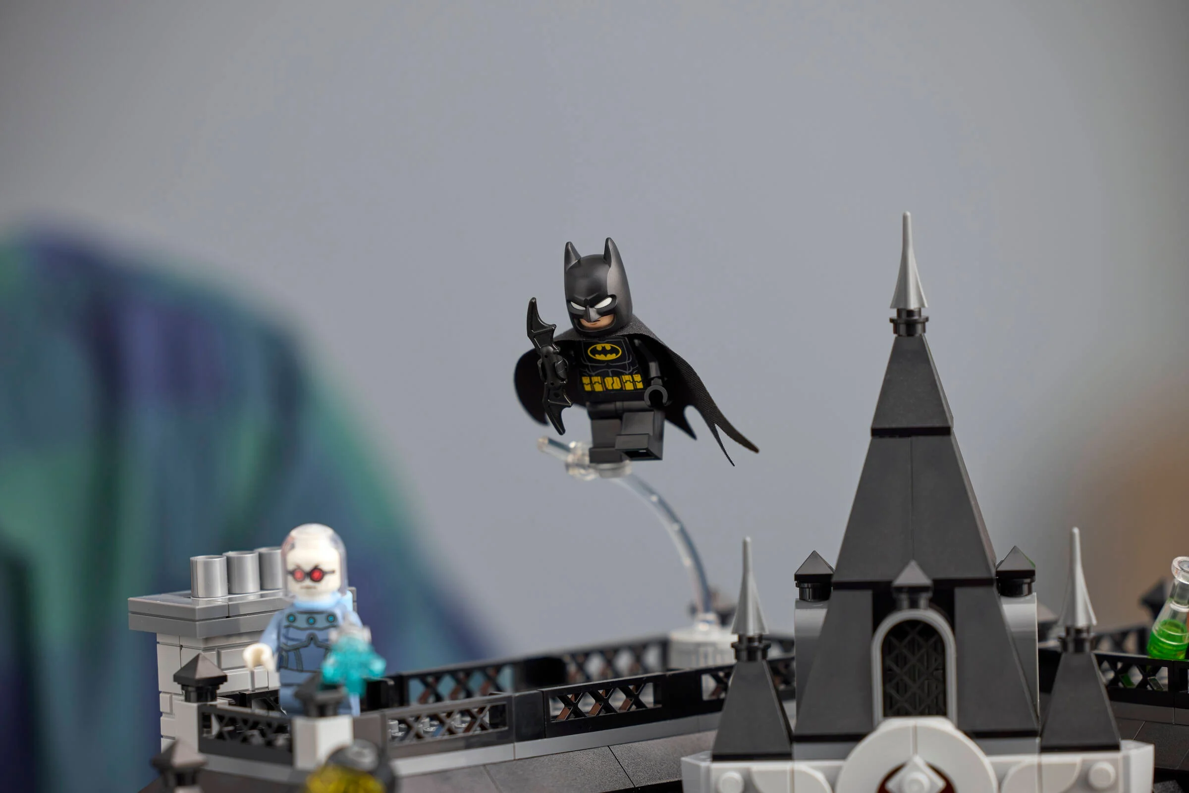 Batman și Mr. Freeze din setul Arkham Asylum, într-o scenă detaliată. Atmosferă sumbră.