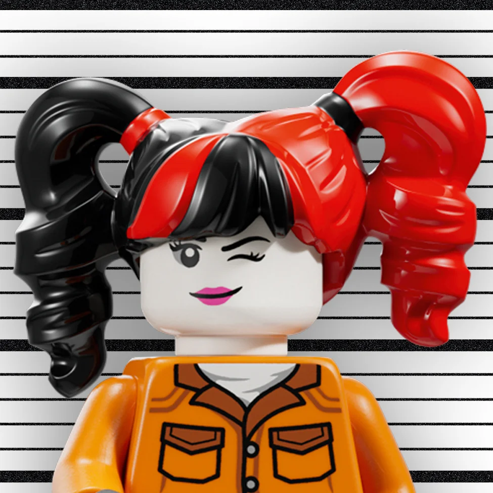 Prim-plan cu minifigurina Harley Quinn în ținută de prizonieră, zâmbind ștrengărește.