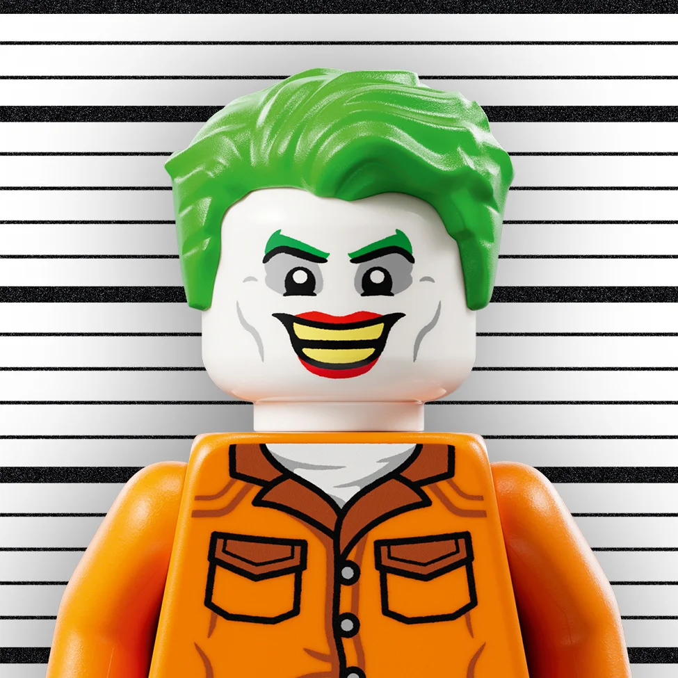Prim-plan cu minifigurina Joker în uniformă de deținut, pe fundalul unui perete de închisoare.