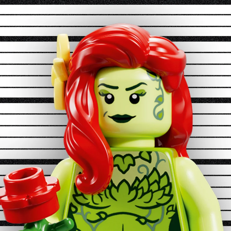 Prim-plan cu minifigurina Poison Ivy, cu detalii fine și culori vibrante, pe fundal cu dungi.