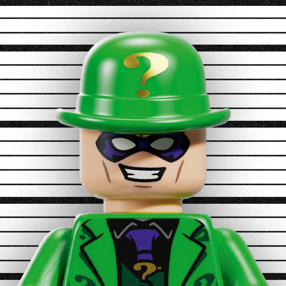 Prim-plan cu minifigurina LEGO Riddler pe fundalul unei secvențe de identificare.