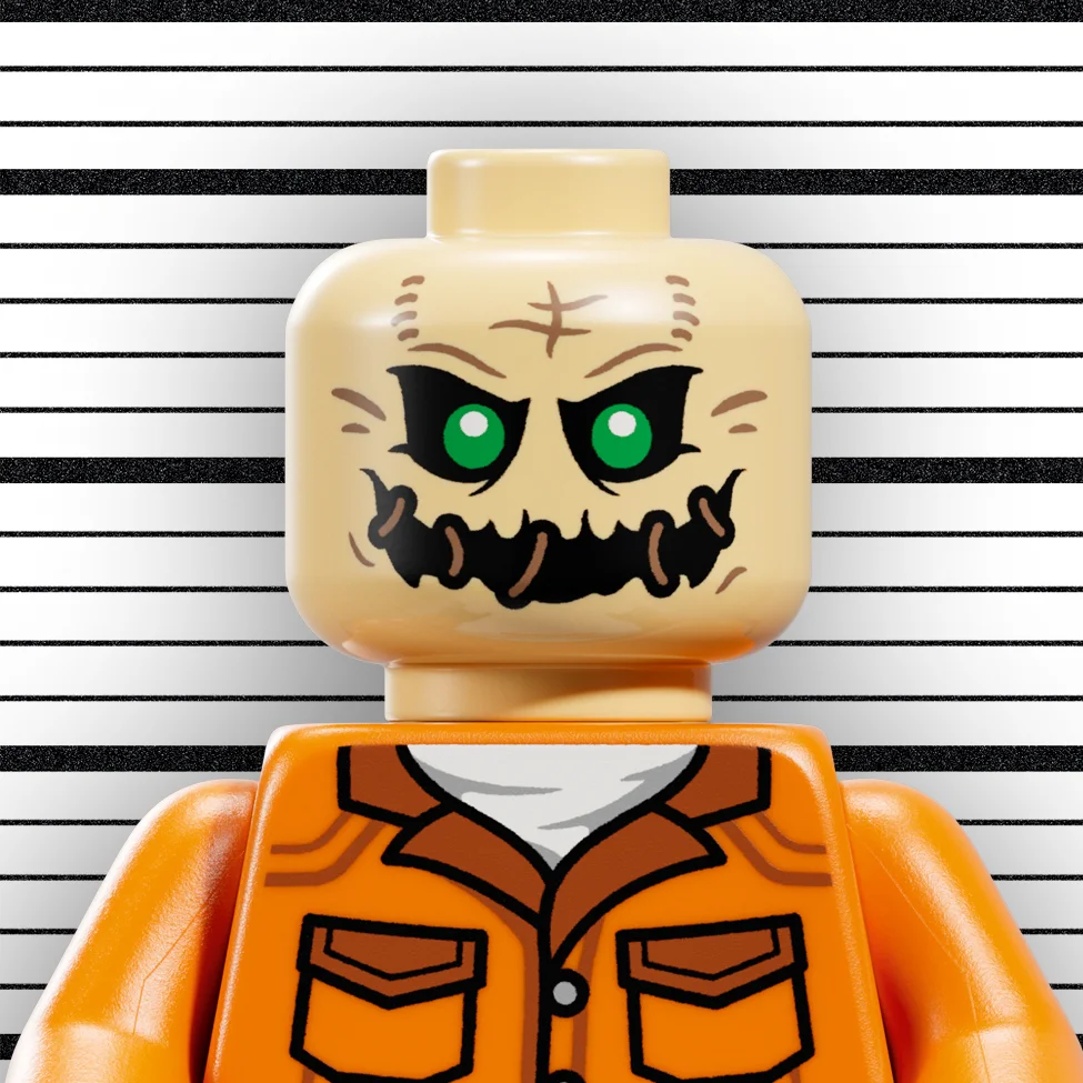 Prim-plan cu minifigurina Scarecrow din Arkham Asylum, în haine de prizonier. Detalii înfricoșătoare!