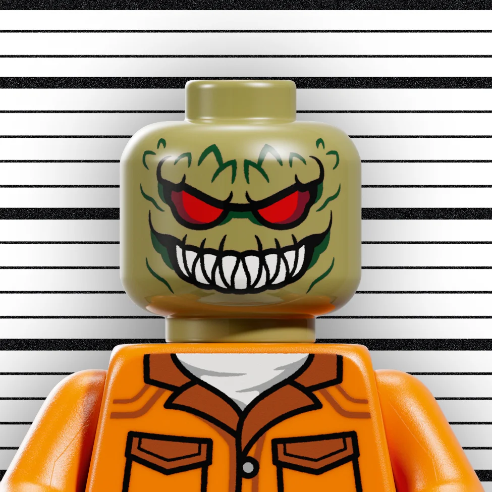 Prim-plan cu minifigurina LEGO Scarecrow în haine de prizonier, pe fundal cu marcaje de înălțime.