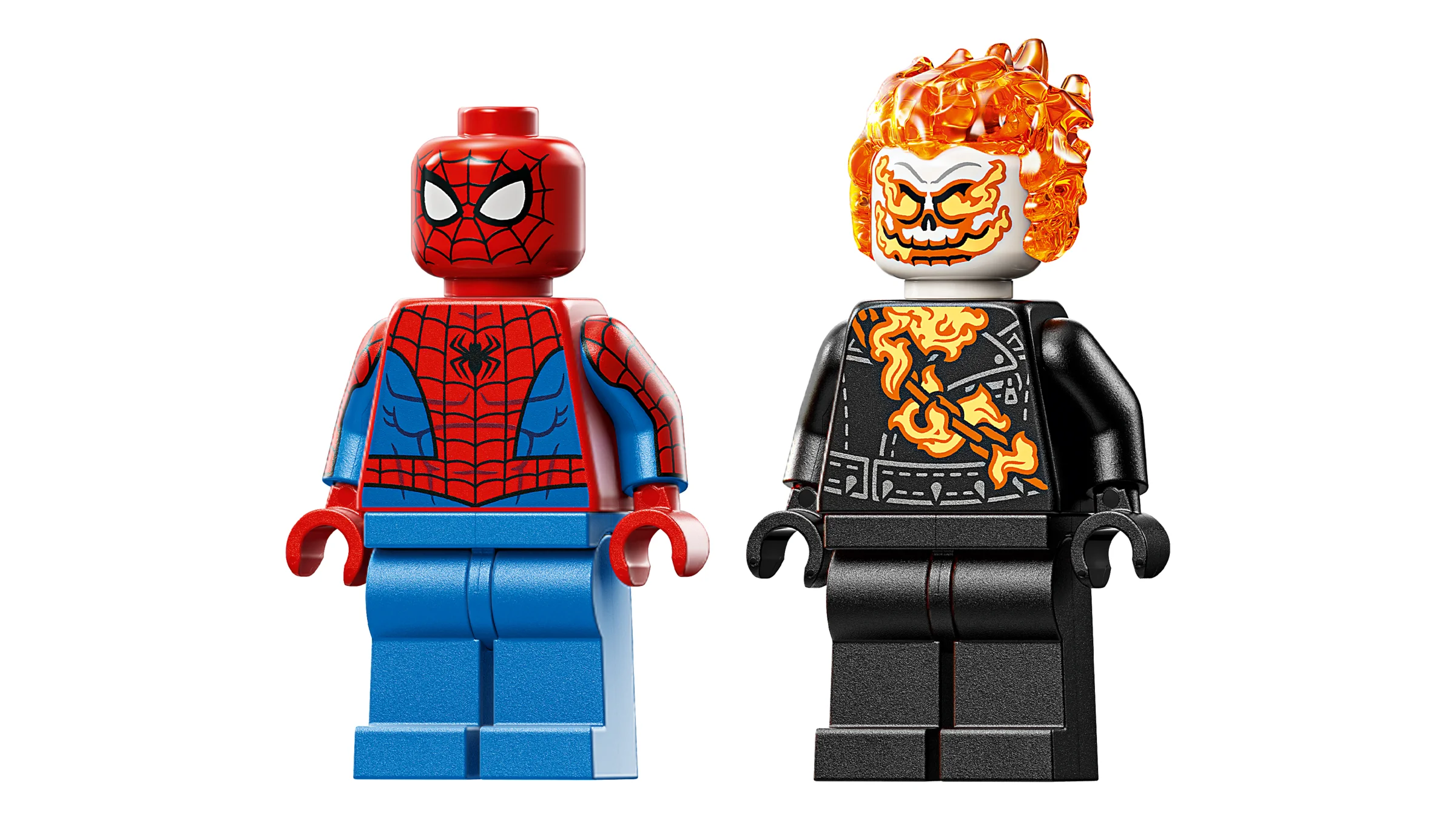 Prim plan cu figurinele LEGO Spider-Man și Ghost Rider din setul 76335.
