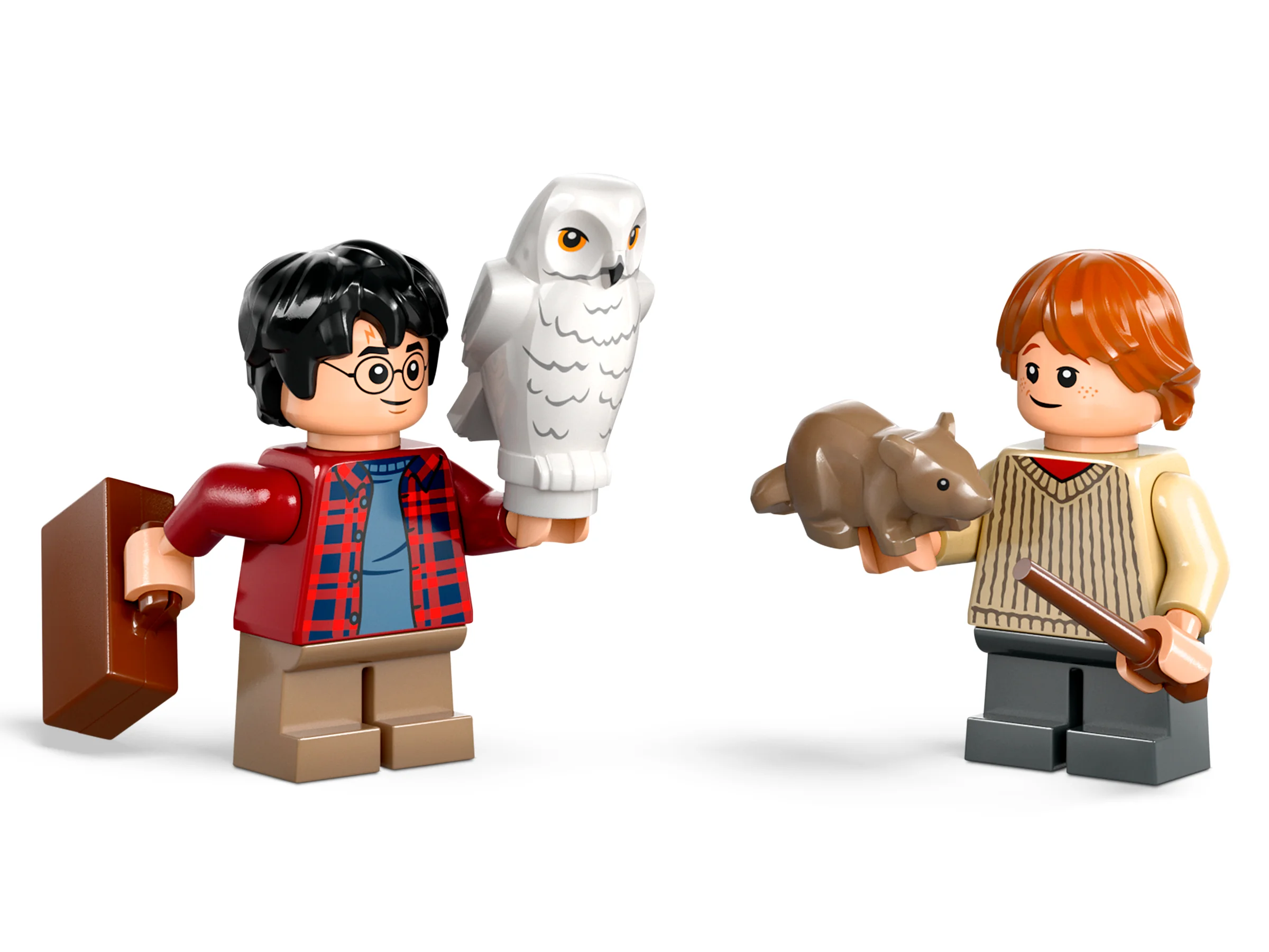Harry și Ron prezintă obiecte: o bufniță, o valiză și un șobolan. Minifigurine detaliate.