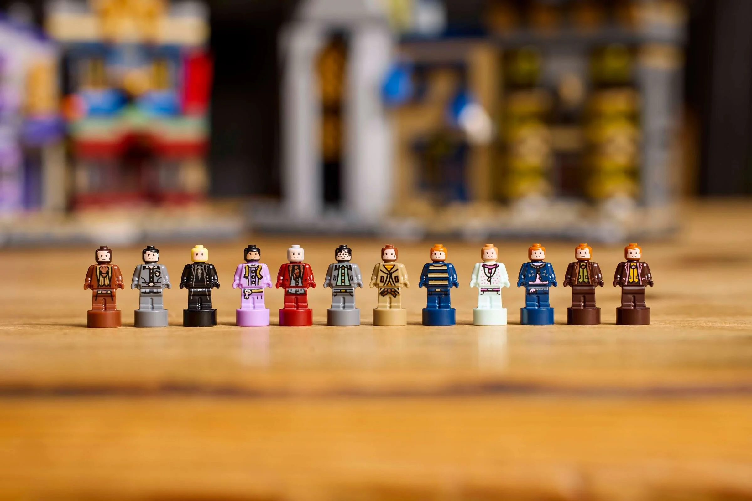 O linie de minifigurine LEGO Harry Potter, prezentând diverse personaje din setul Diagon Alley.