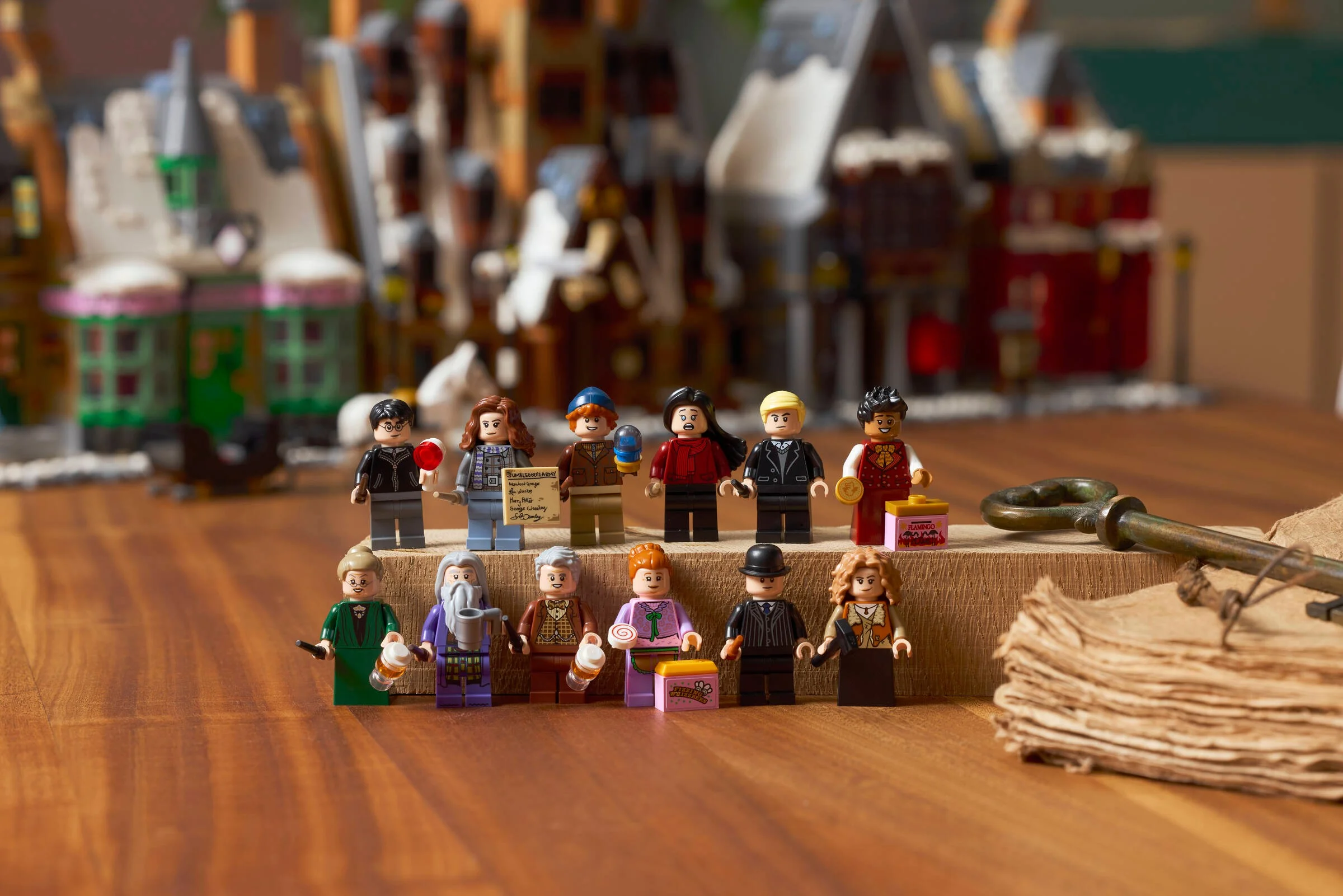 O imagine detaliată cu minifigurinele LEGO Hogsmeade, inclusiv Harry Potter și prietenii.