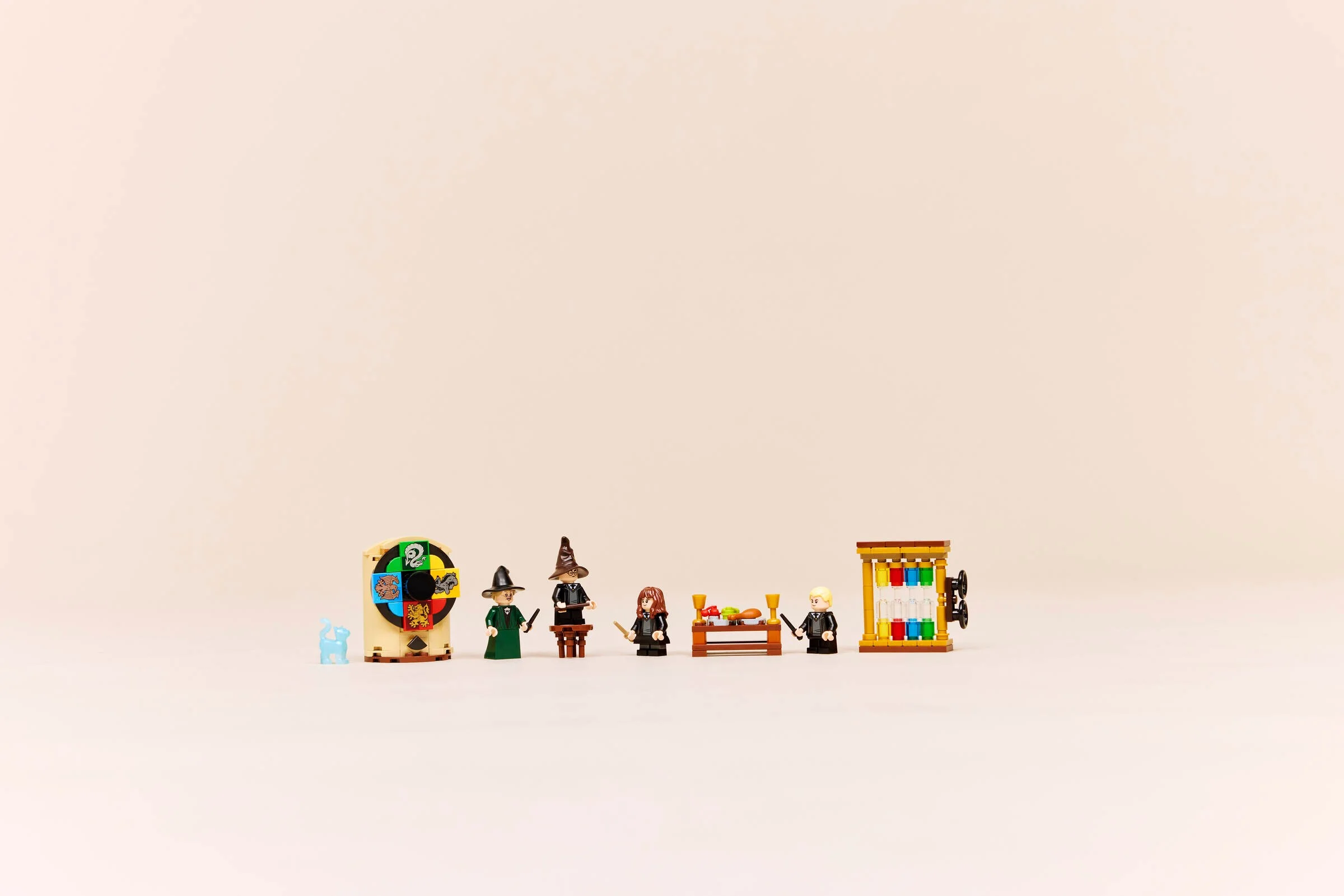 Prezentare cu mini-figurine și accesorii din setul Hogwarts Sorting Hat Ceremony.