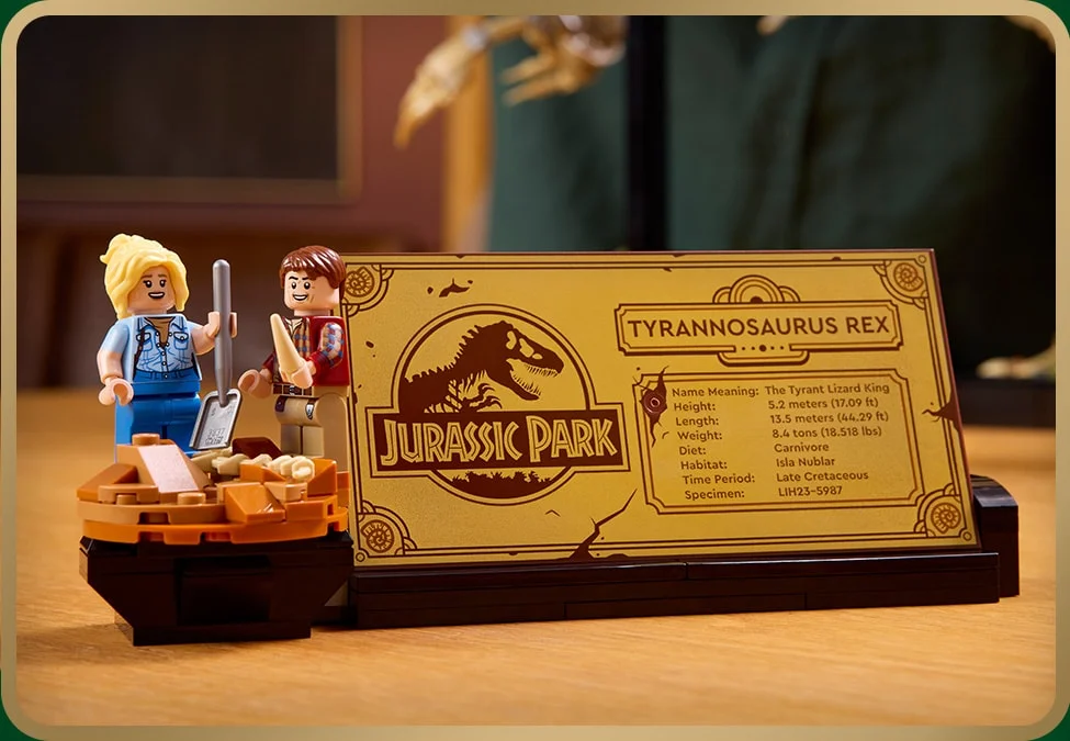 Prezentare detaliată a minifigurinelor și plăcii informative despre T-Rex.