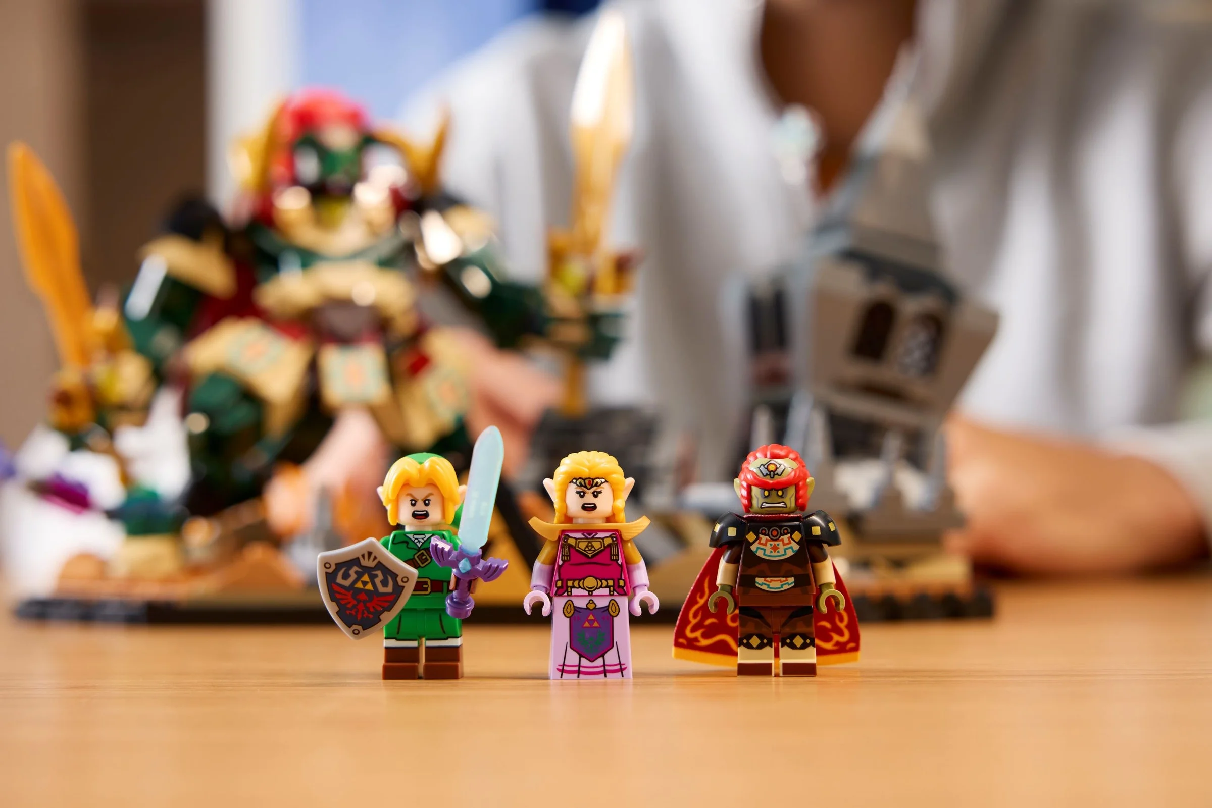 Prezintă minifigurinele Link, Zelda și Ganondorf din setul LEGO Ocarina of Time.