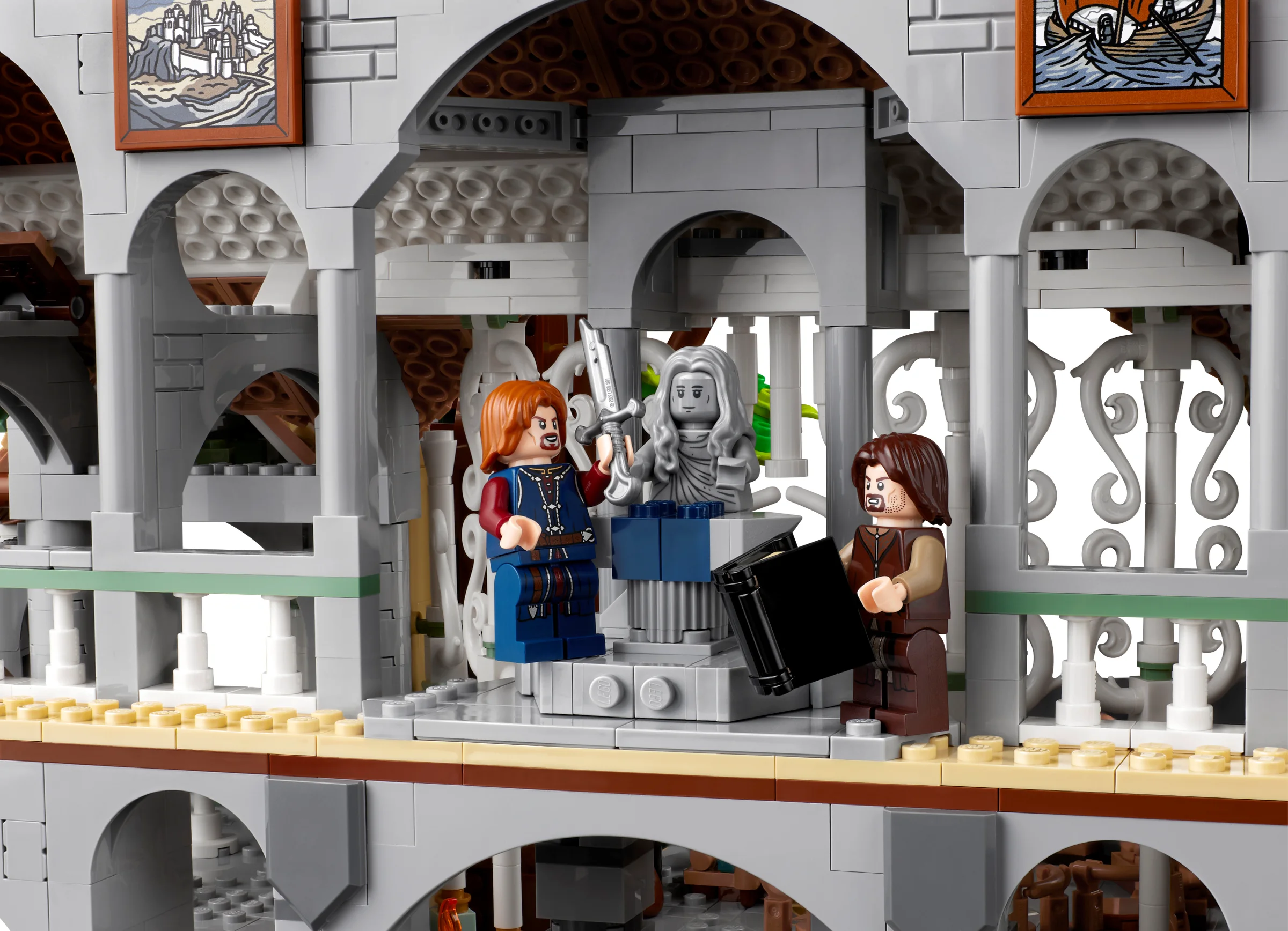 Minifigurine LEGO în Rivendell: Elrond, Boromir, o statuie și detalii arhitecturale.