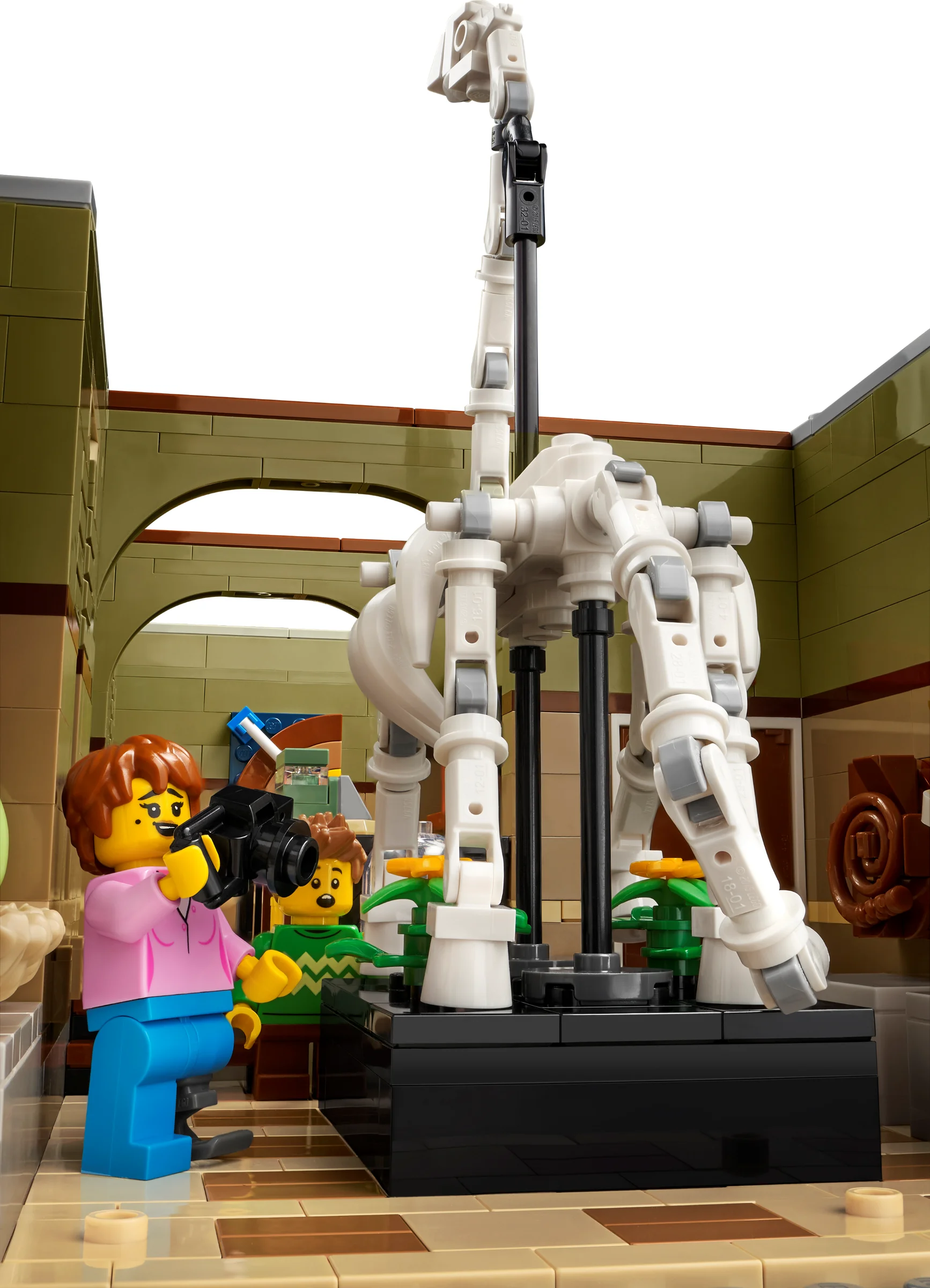 Imagine cu minifigurine admirând scheletul de dinozaur din Muzeul de Istorie Naturală LEGO.