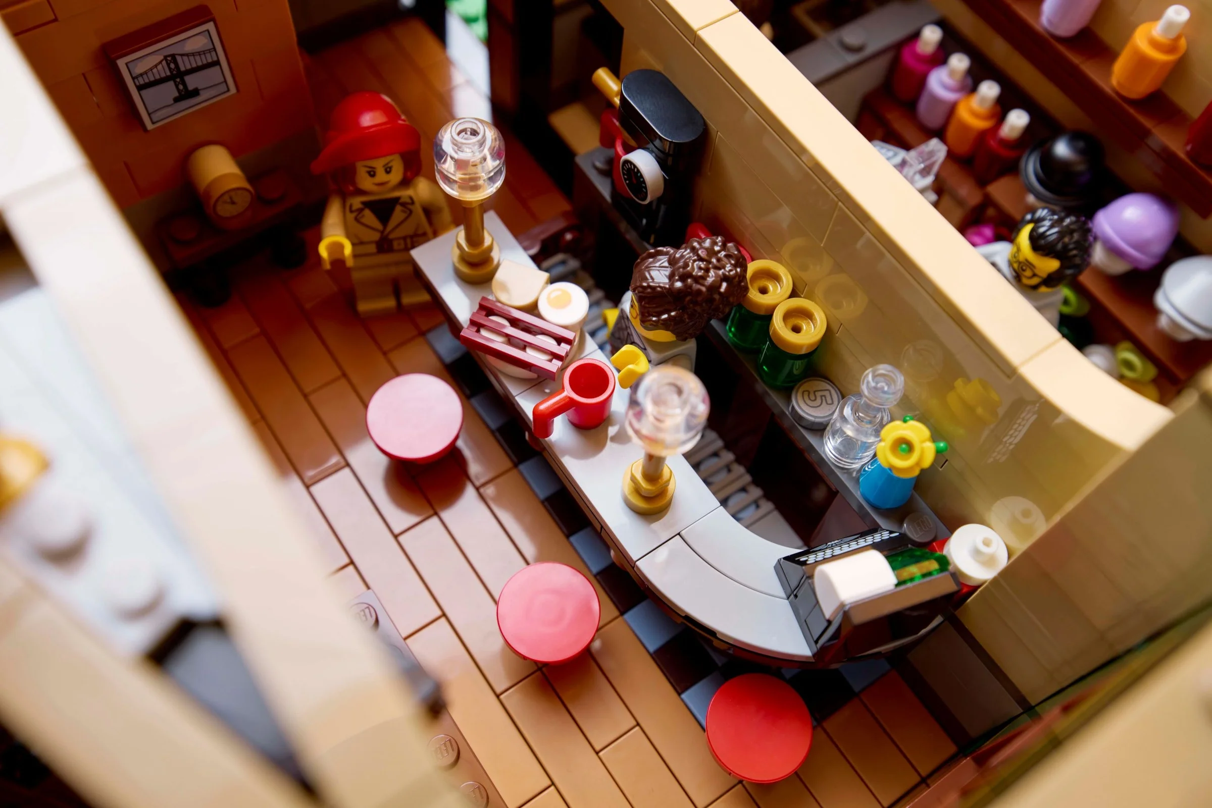 Interiorul pub-ului Tudor Corner, cu bar, scaune și minifigurine.