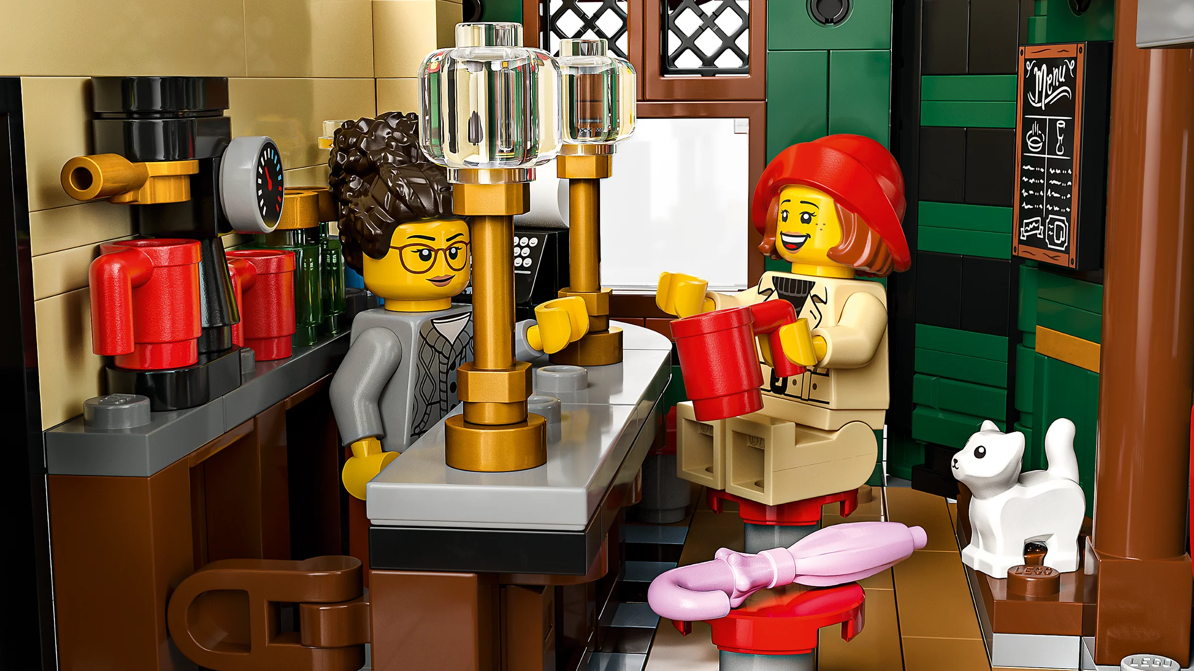 Scenă detaliată cu minifigurine în cafeneaua Tudor Corner, cu detalii interioare. O imagine vie și colorată.