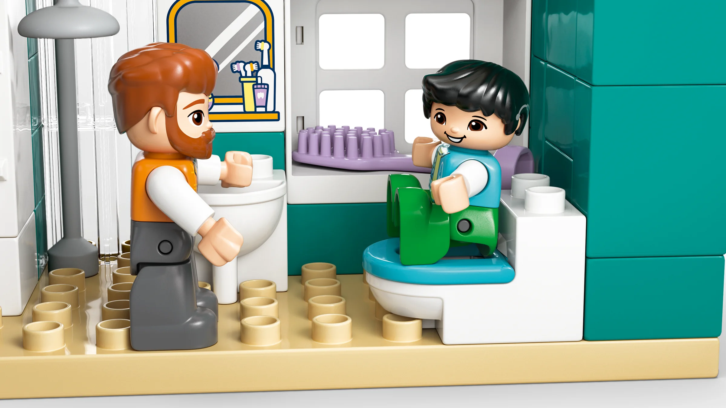 Scenă detaliată dintr-o baie Duplo, cu figurine și elemente interactive precum toalete și accesorii.