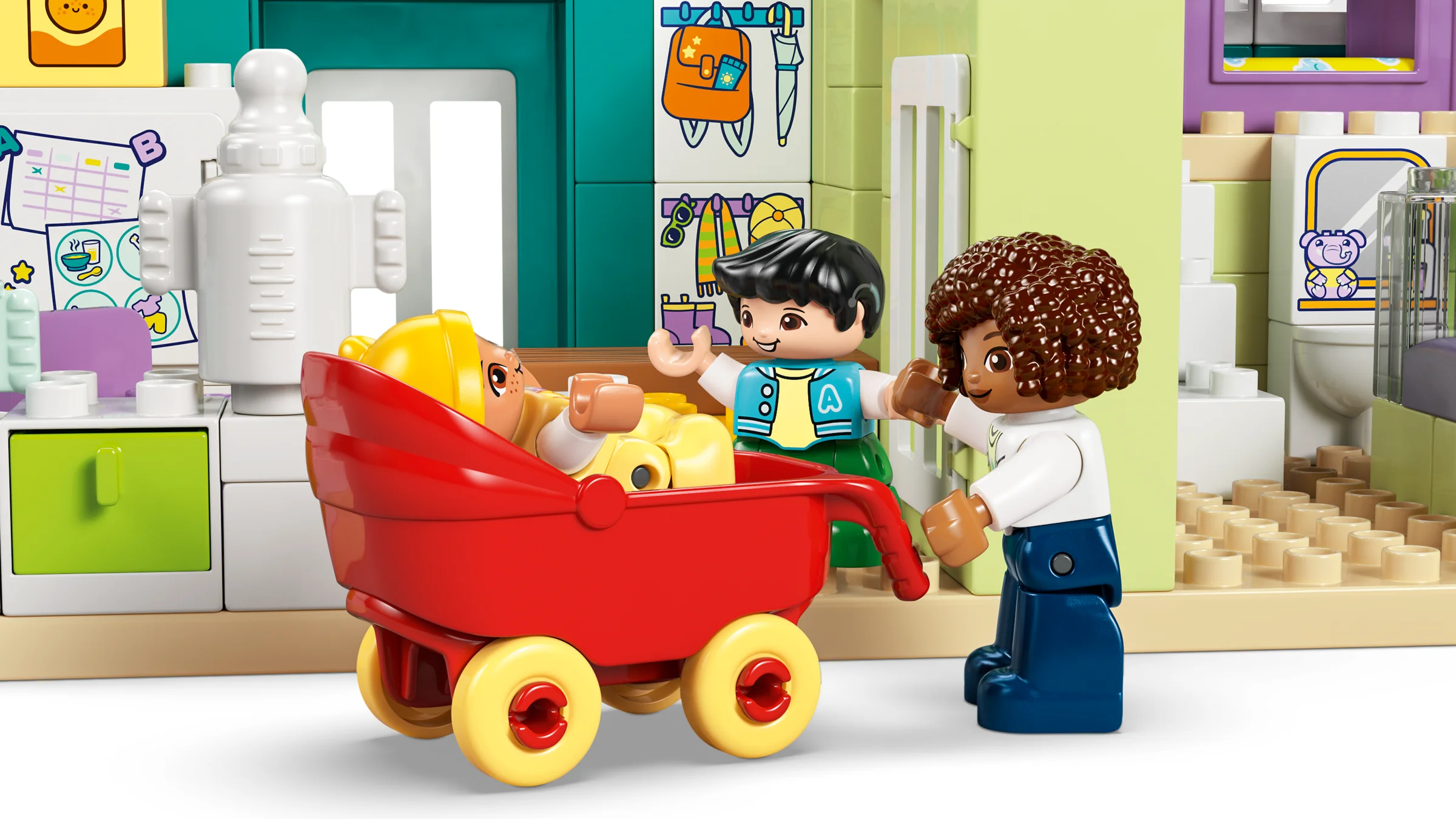 Scenă cu părinți și copil într-un cărucior, parte din casa modernă Duplo. Distractiv și colorat!