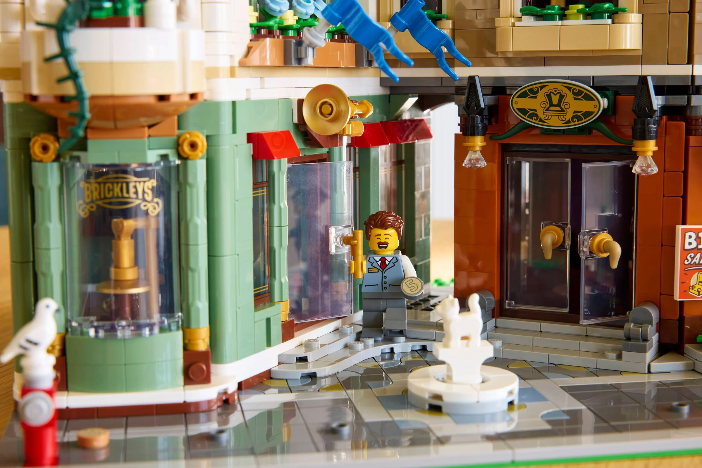 Magazin LEGO, detaliu cu minifigurina la intrare. Atmosferă urbană detaliată.