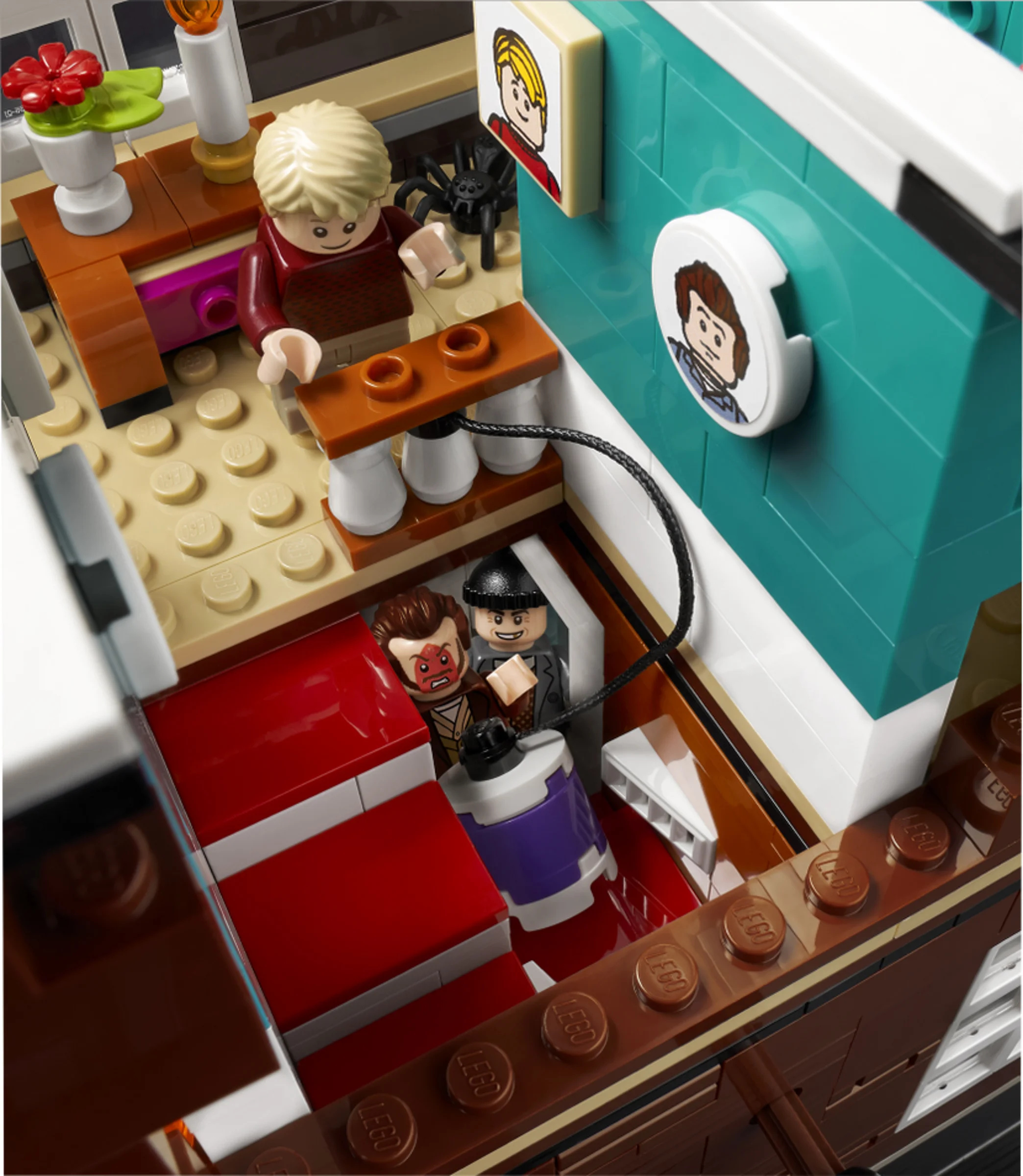 O imagine detaliată cu interiorul casei din LEGO Home Alone, cu figurinele și elemente de decor.