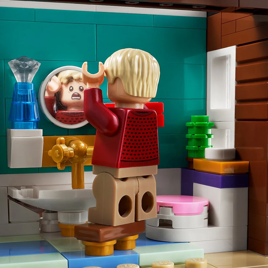 Kevin se uită în oglindă în baie, parte din setul LEGO Home Alone.