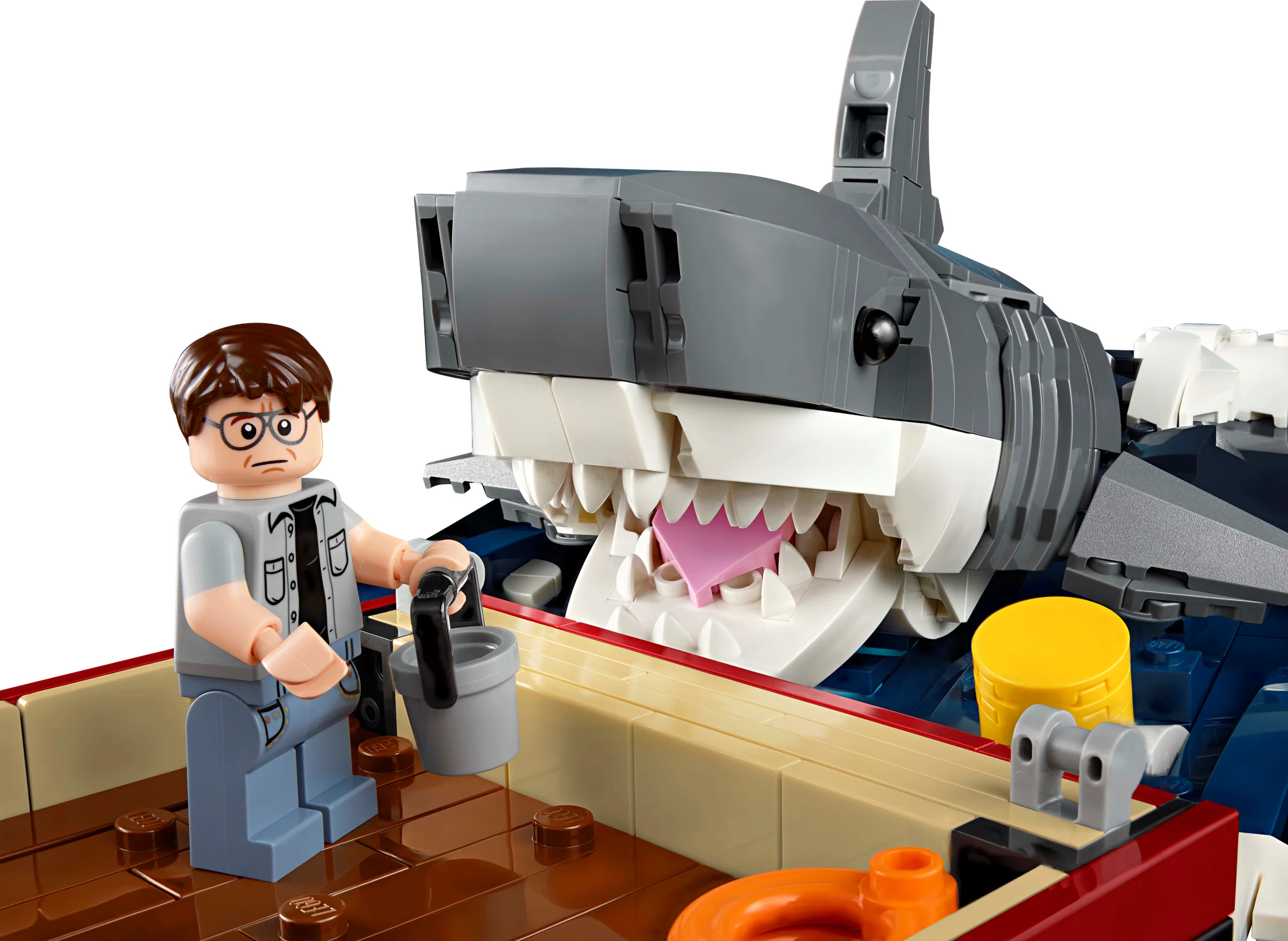 Imagine detaliată a minifigurinei Hooper și a rechinului Jaws din setul LEGO.