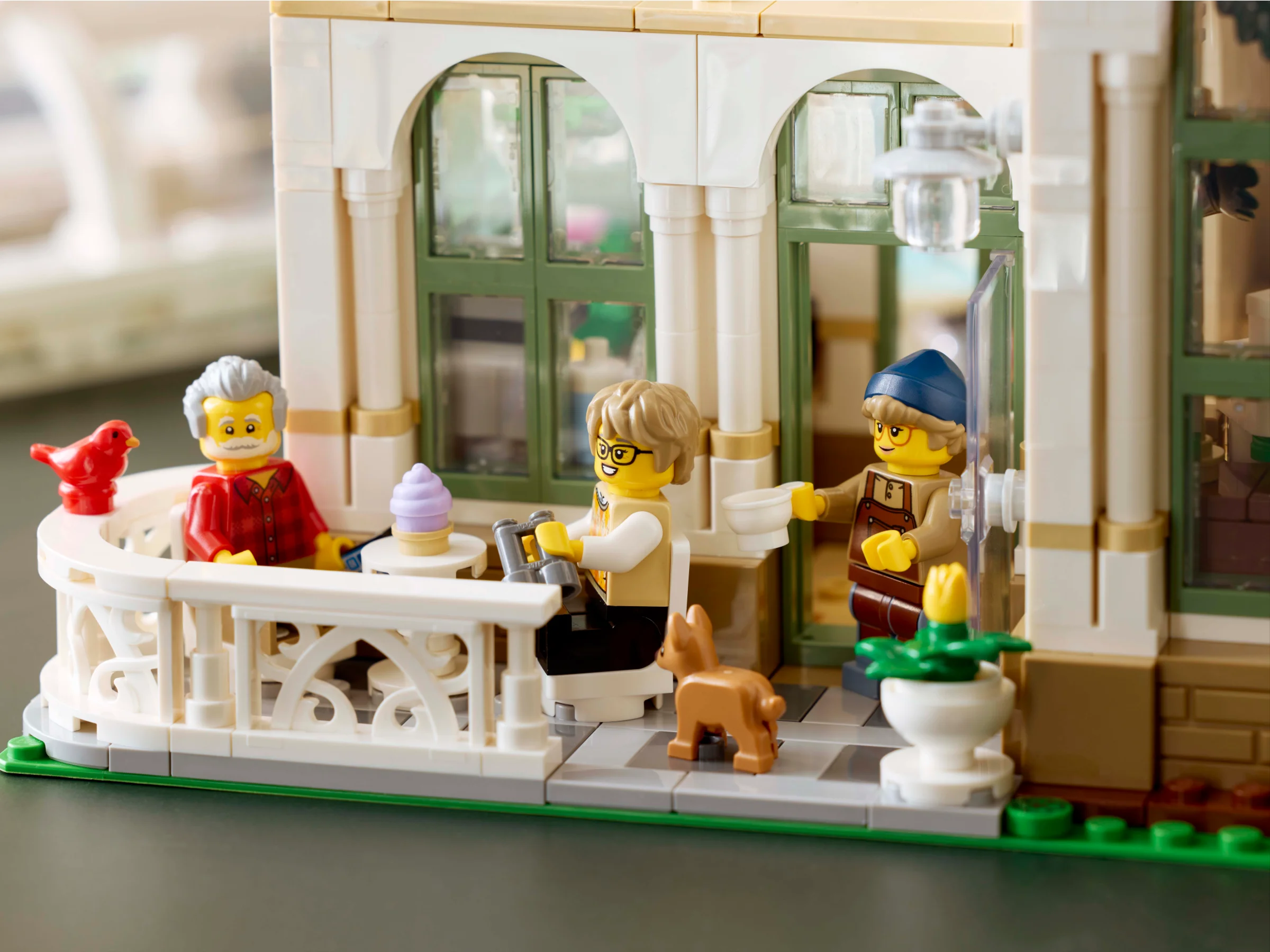 Scenă detaliată cu minifigurine pe terasa Grădinii Botanice LEGO, setul 21353.