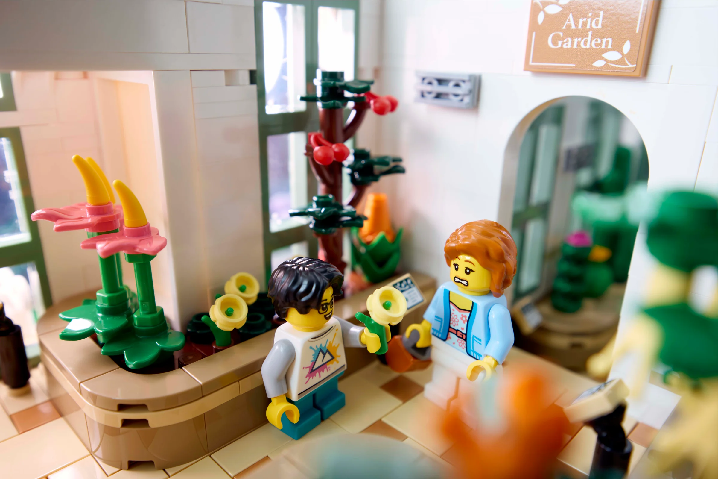 Scenă din Grădina Botanică LEGO, cu minifigurine și detalii ale construcției.