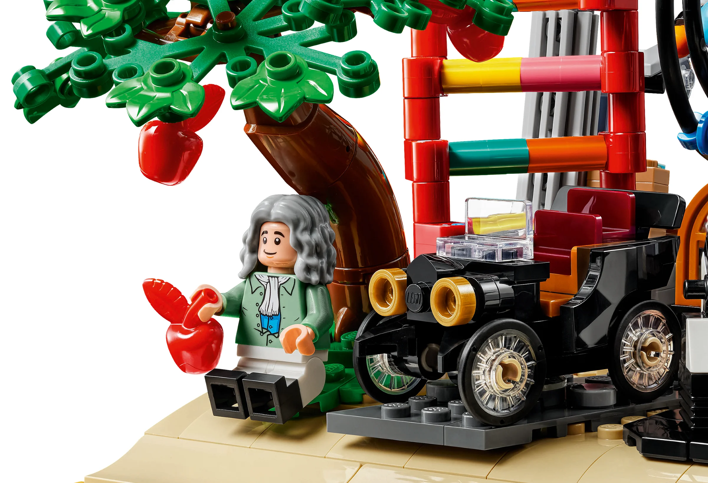 O minifigurină Isaac Newton sub un măr, lângă un model de automobil vechi.
