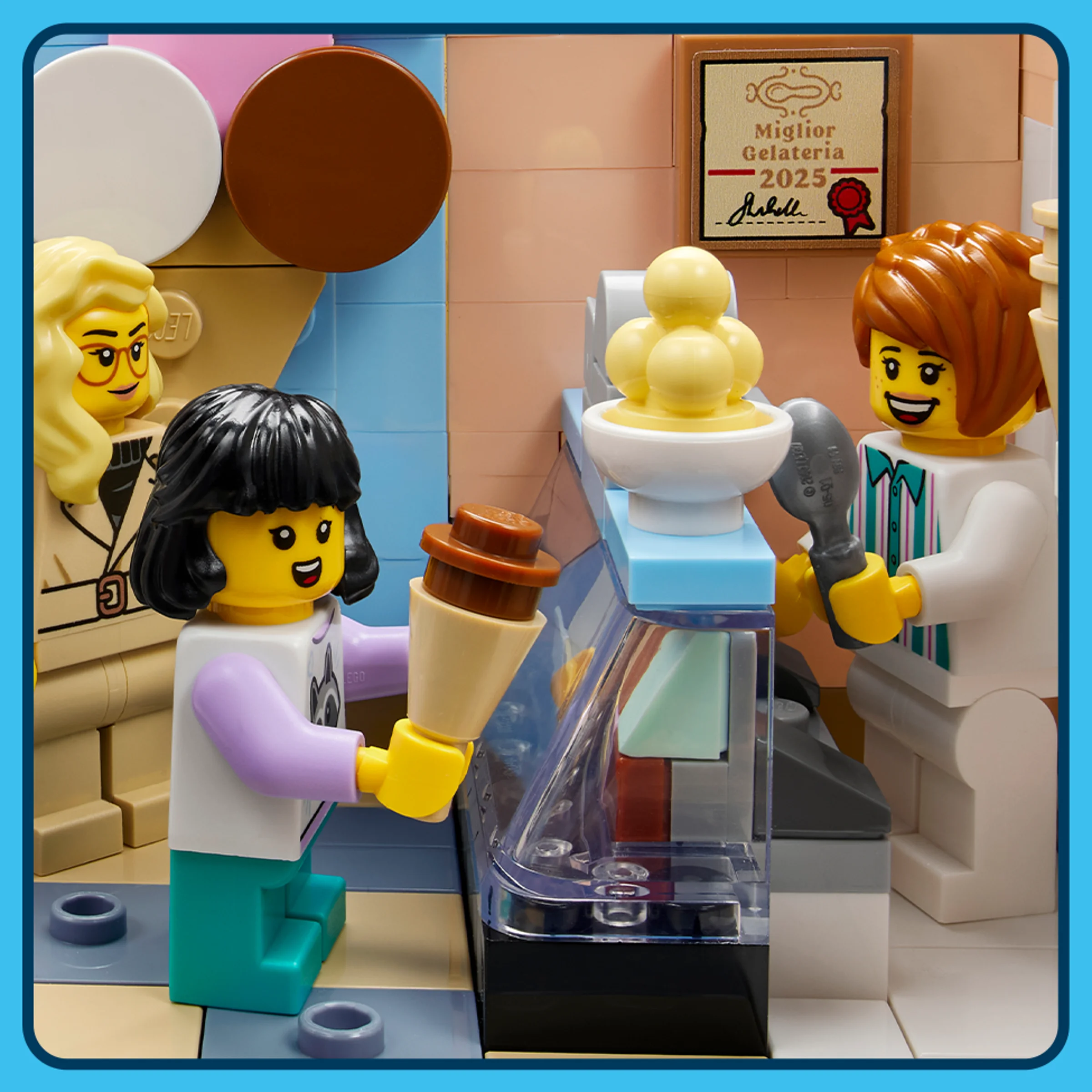 Imagine detaliată cu minifigurinele într-o gelaterie din Riviera Italiană LEGO.
