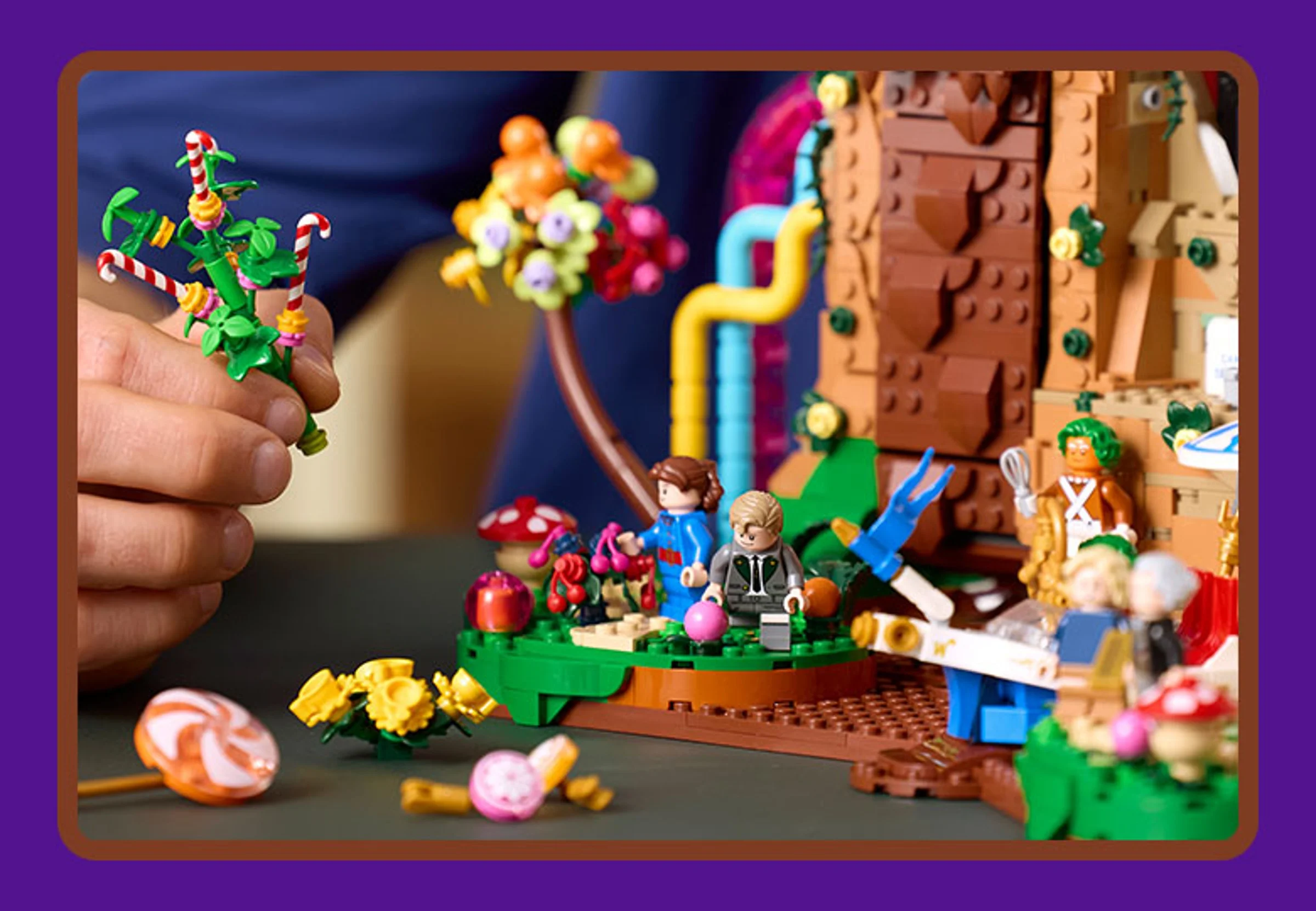 Imagine cu detalii din setul Willy Wonka, arătând mini-figurine și copaci construiți.