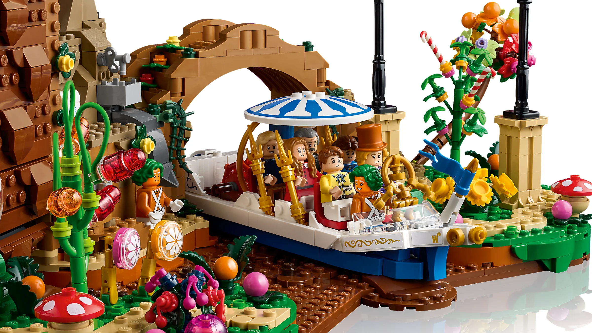 Scenă detaliată cu barca pe râul de ciocolată și minifigurinele din setul LEGO Willy Wonka.