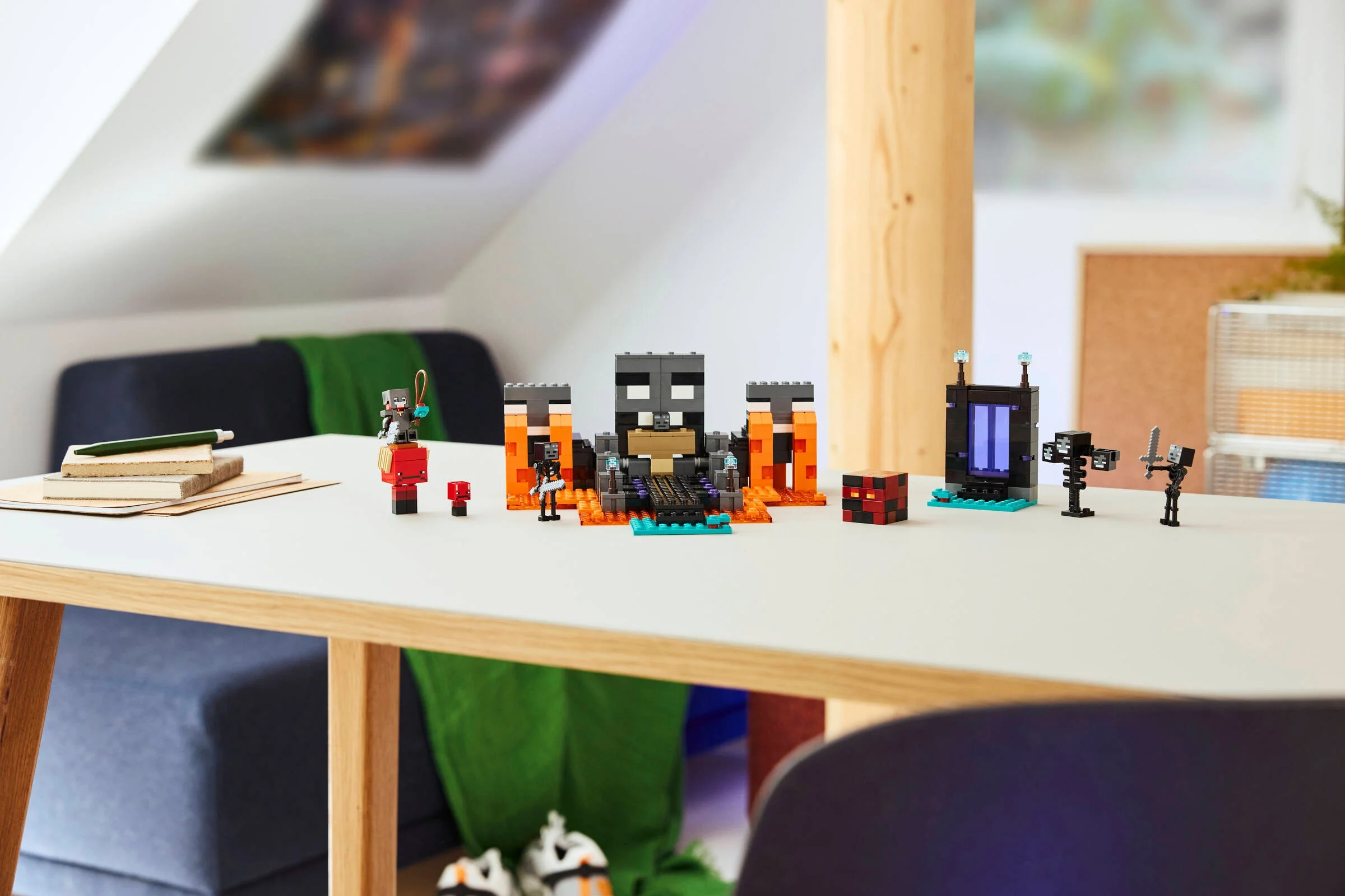 Setul LEGO Minecraft Bătălia cu Wither prezintă minifigurine și elemente detaliate într-o scenă.