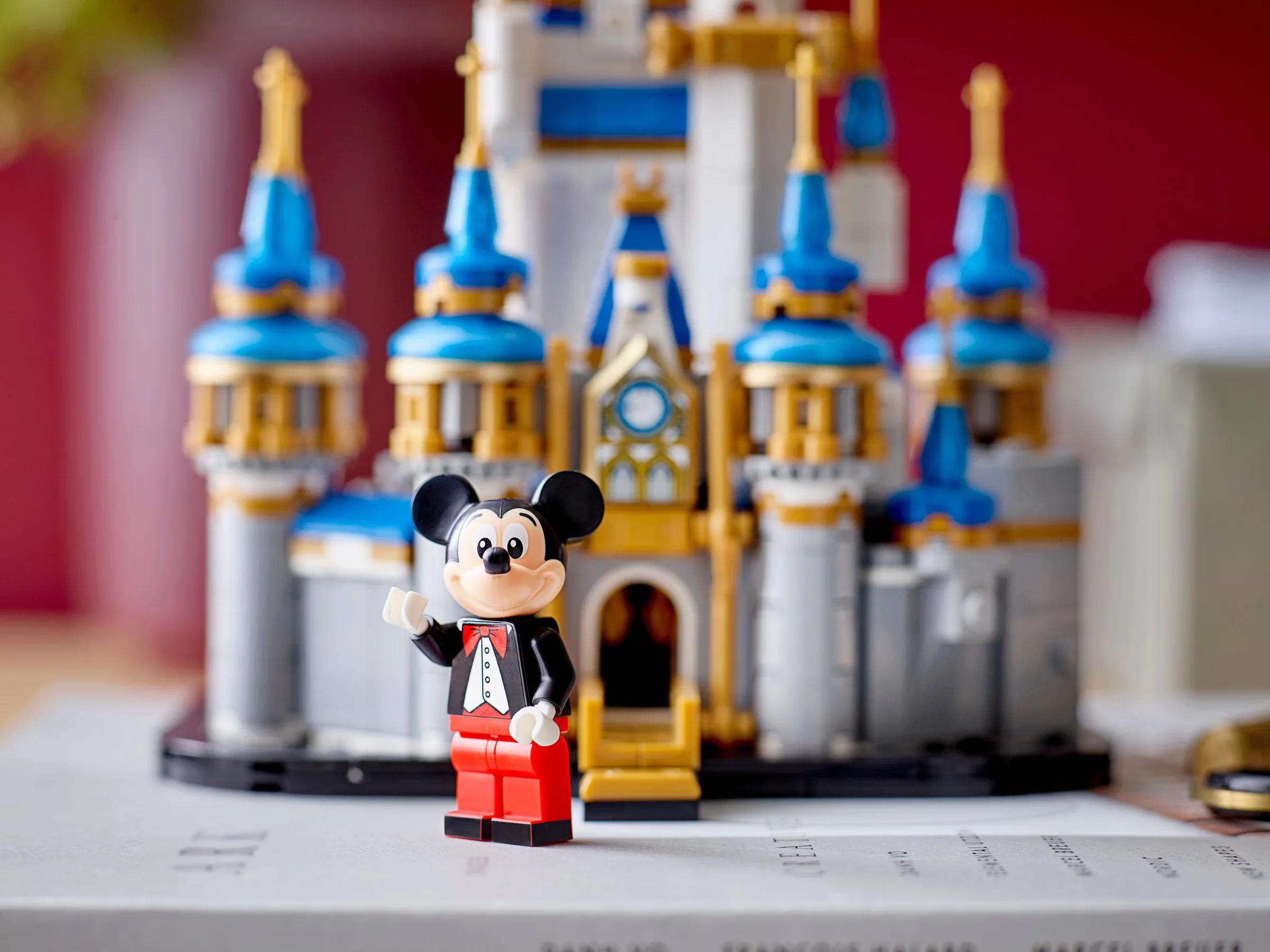 Mini Castelul Disney LEGO, cu Mickey Mouse în față. Model detaliat, frumos.