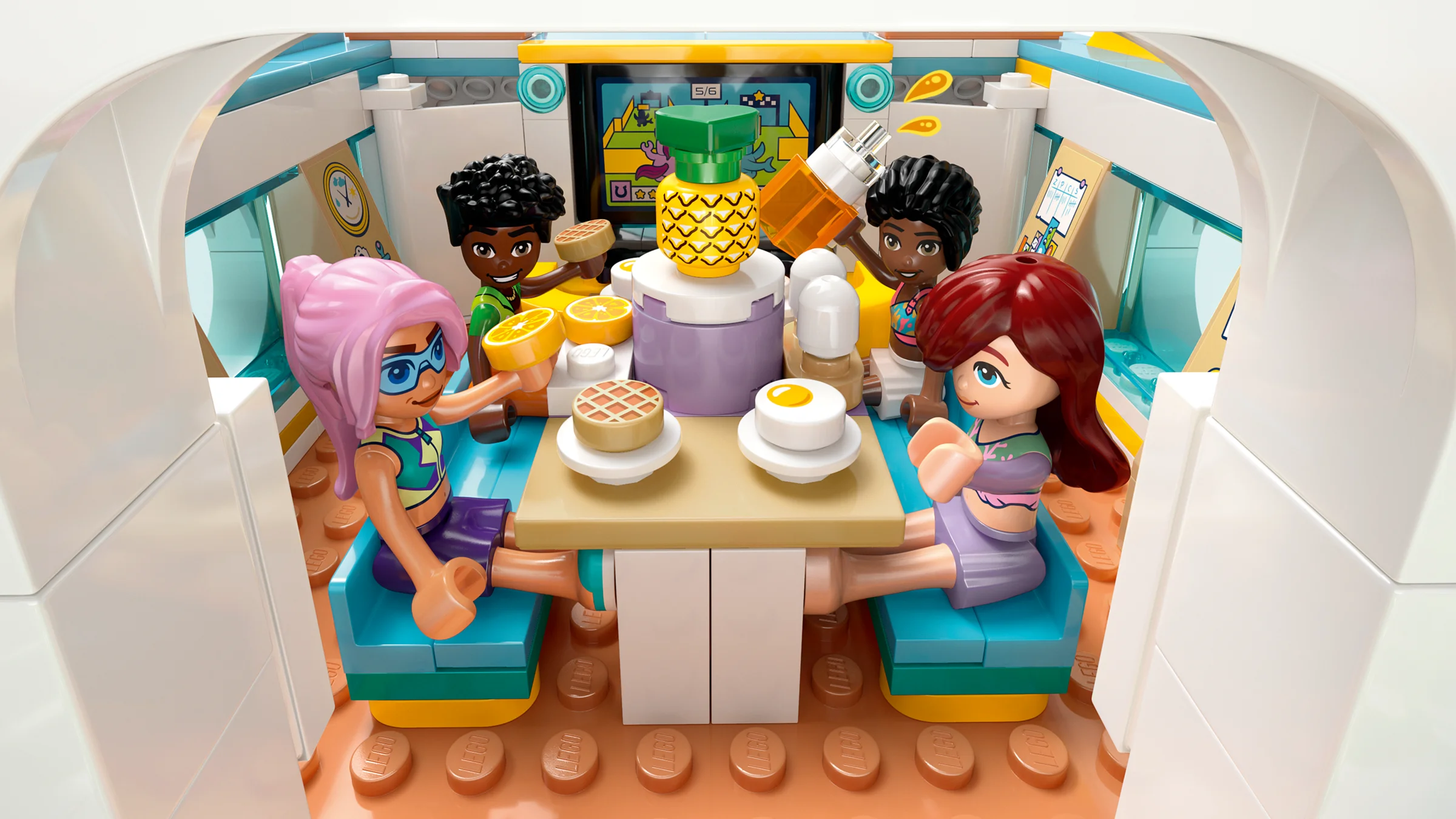 Interiorul bărcii de călătorie, cu patru minifigurine Friends la masă. Mâncare și detalii jucăușe.