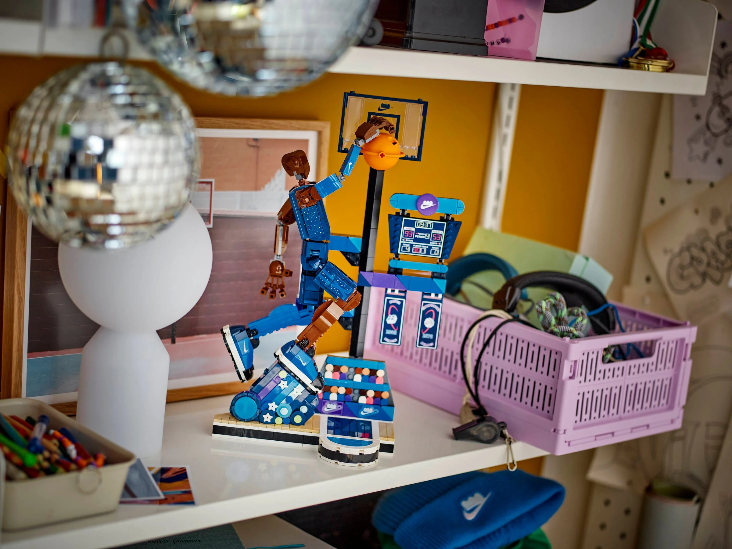 Modelul LEGO Nike Slam Dunk 43010 într-un decor colorat și jucăuș.