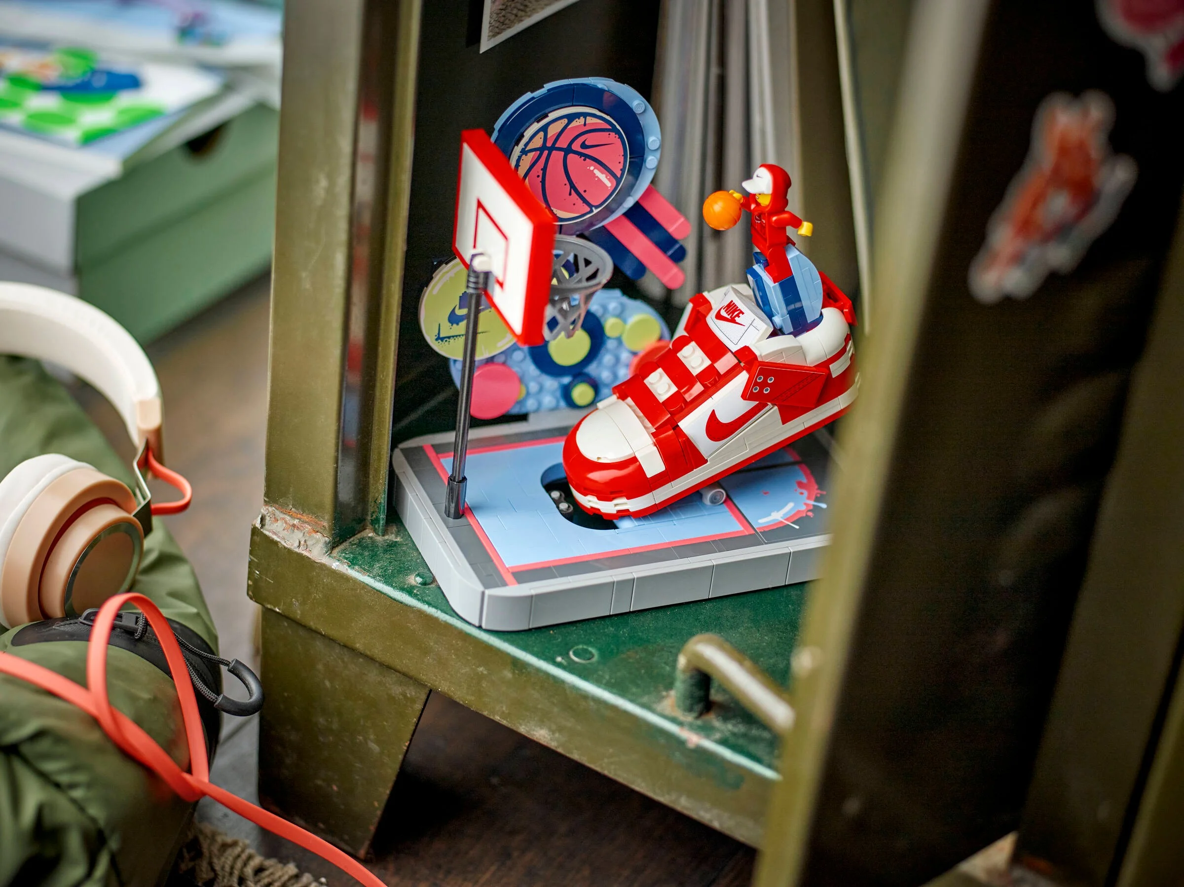 Prezentare artistică a modelului LEGO Nike Dunk Trickshot, cu minifigurină și accesorii.