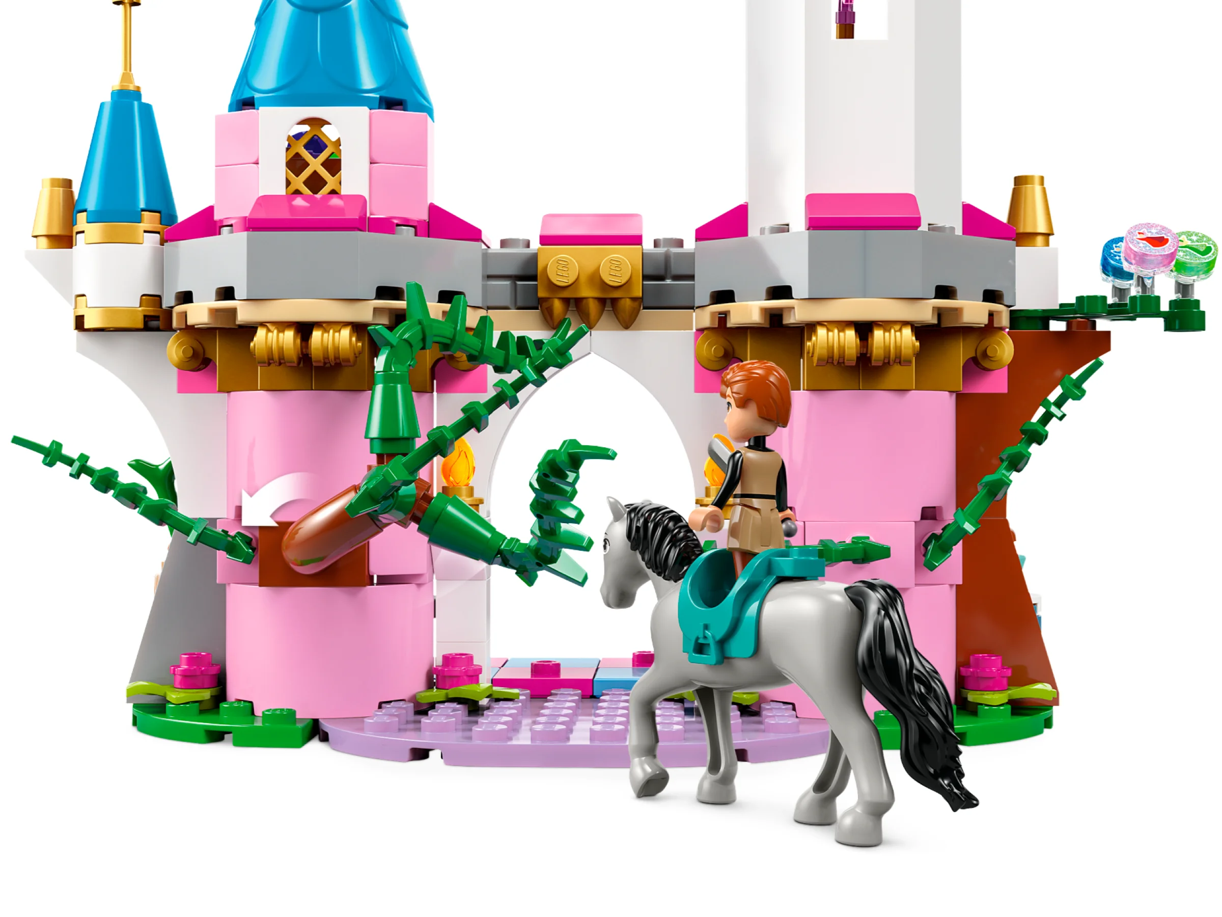 Aurora călare spre castelul din setul LEGO Disney. Detalii ale castelului și vegetației.