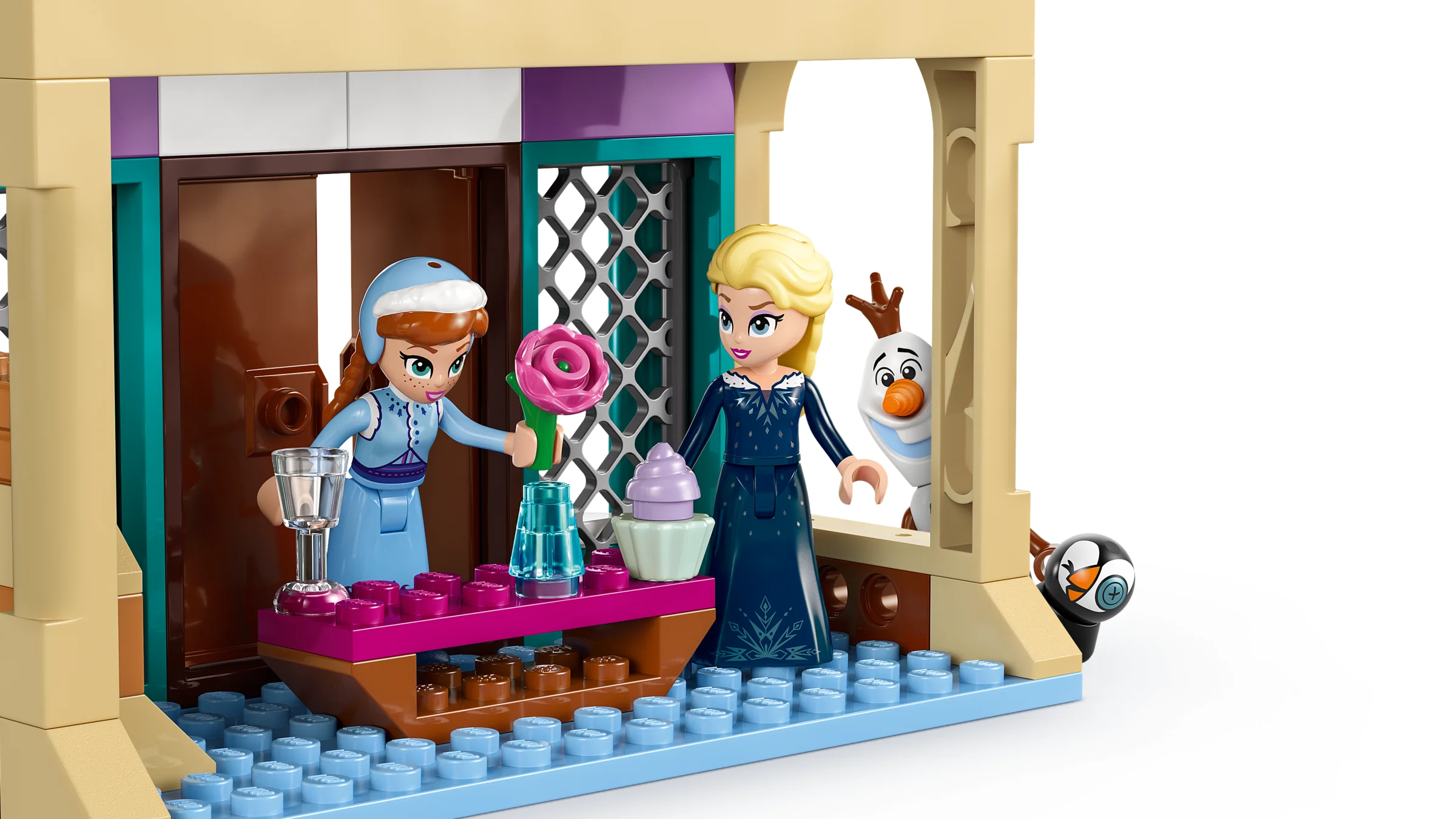 Scenă cu Anna, Elsa și Olaf în castelul Arendelle, prezentând detalii și figurine LEGO.