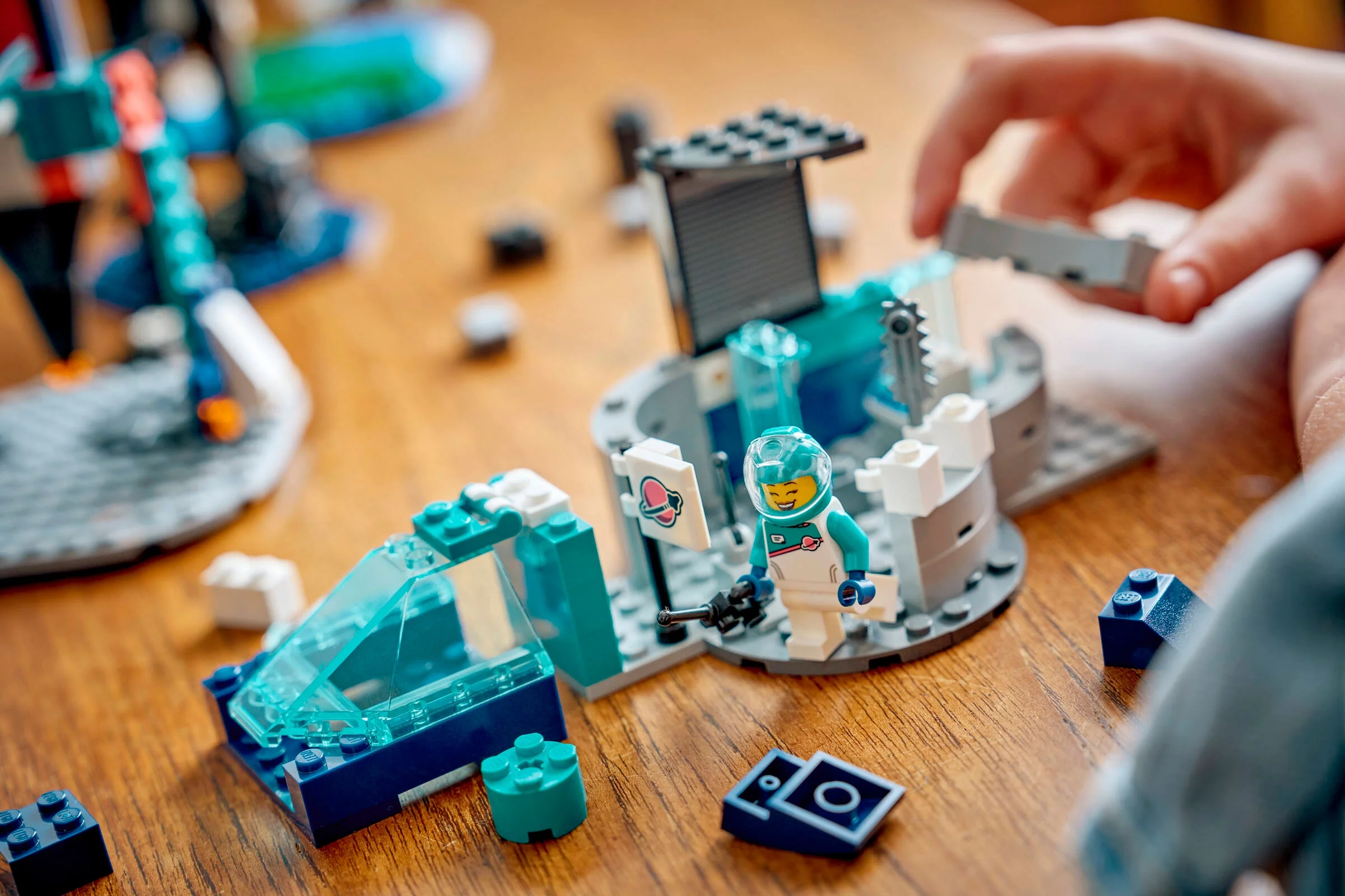 Asamblare stație lunară LEGO. Copil construind cu piese LEGO colorate.