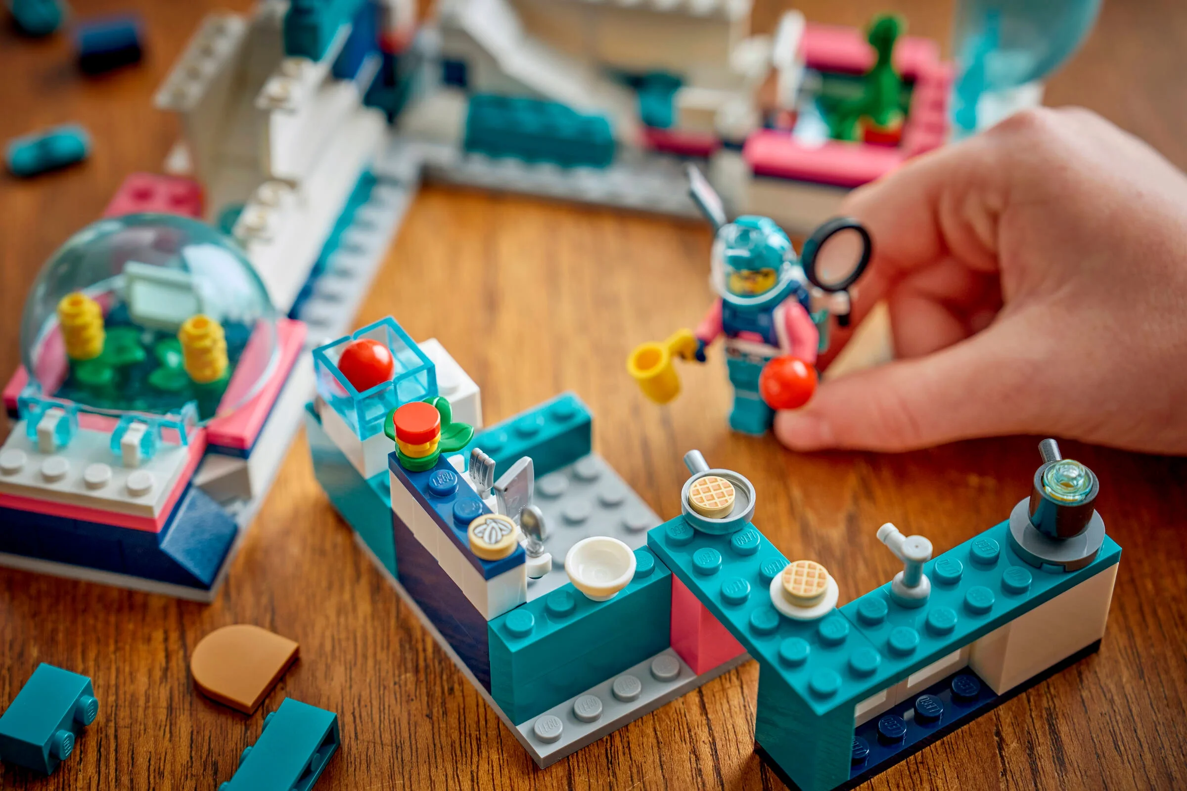 Set LEGO 45200 cu minifigurină astronaut, clădiri, și detalii interesante. Explorare lunară!