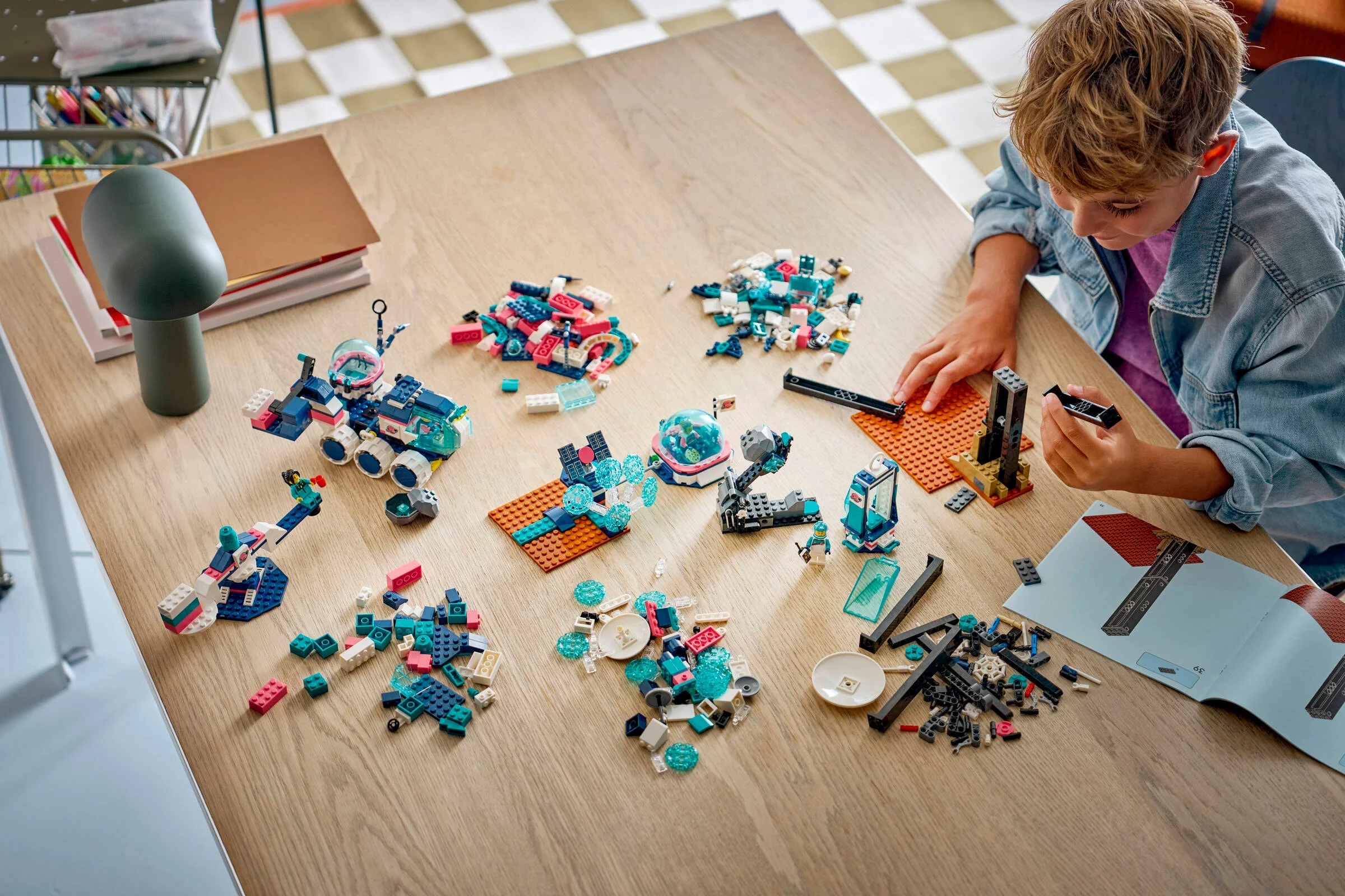Copil construind setul LEGO Mars Mission. Componente, modele în construcție, instrucțiuni.