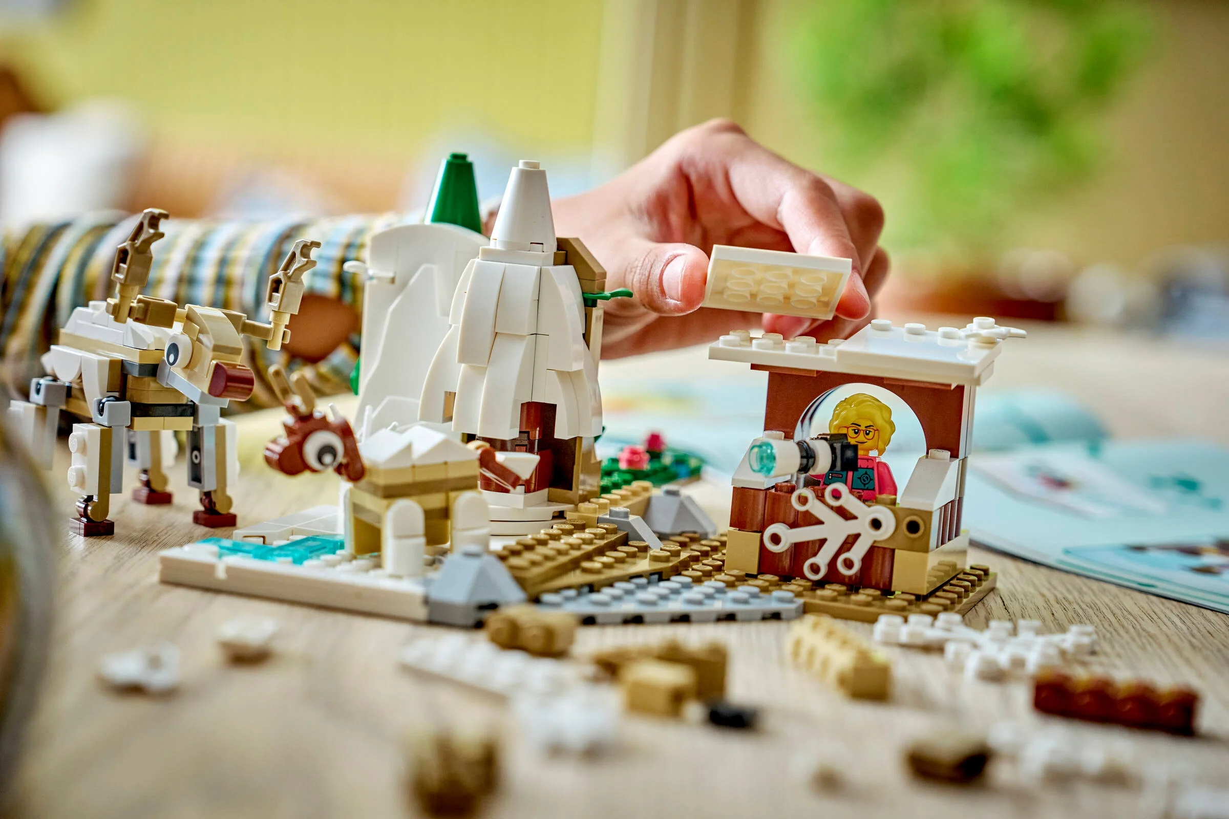 Construirea unui model LEGO cu animale arctice. Personaj și peisaj detaliat.