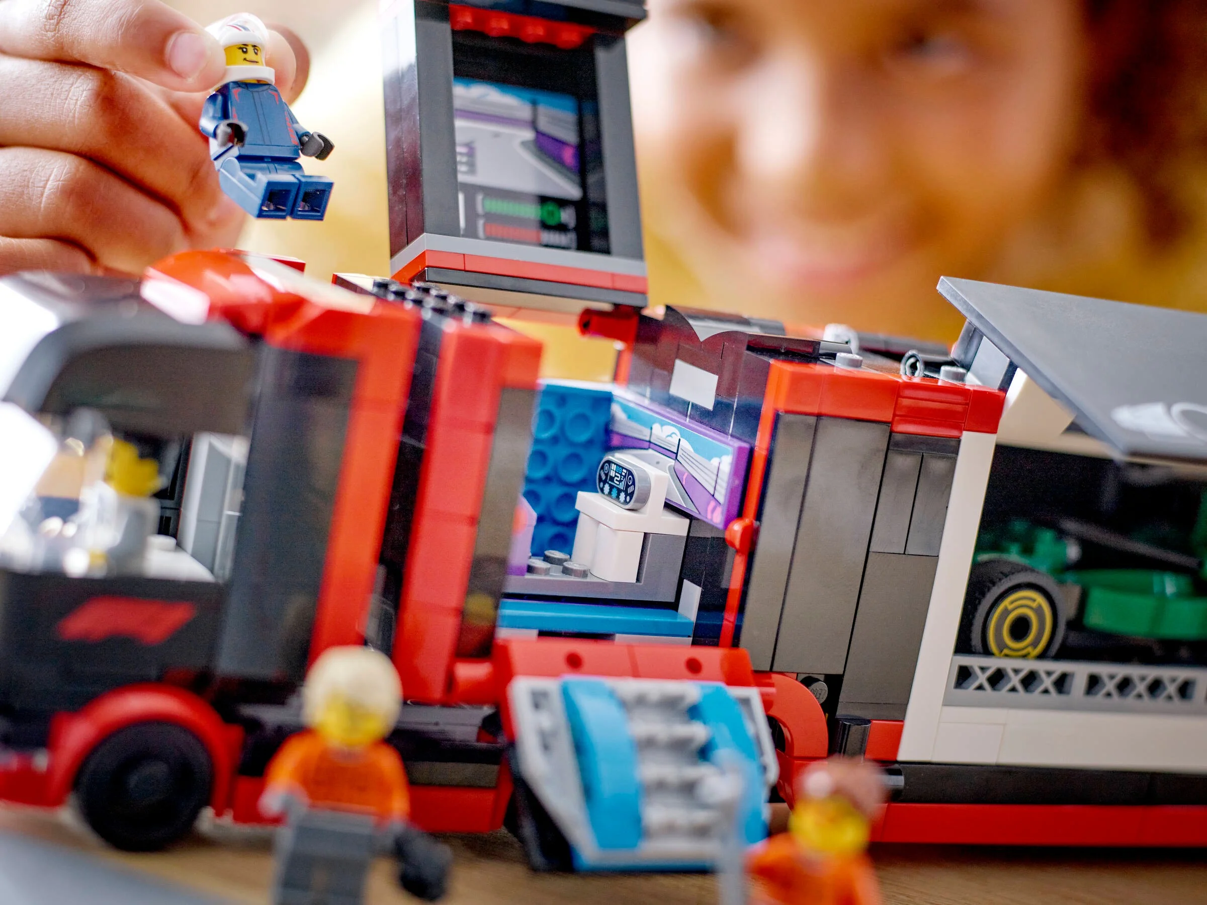 Camion F1 cu mașini RB20 și AMR24, detaliu interior și minifigurine. Asamblare distractivă!