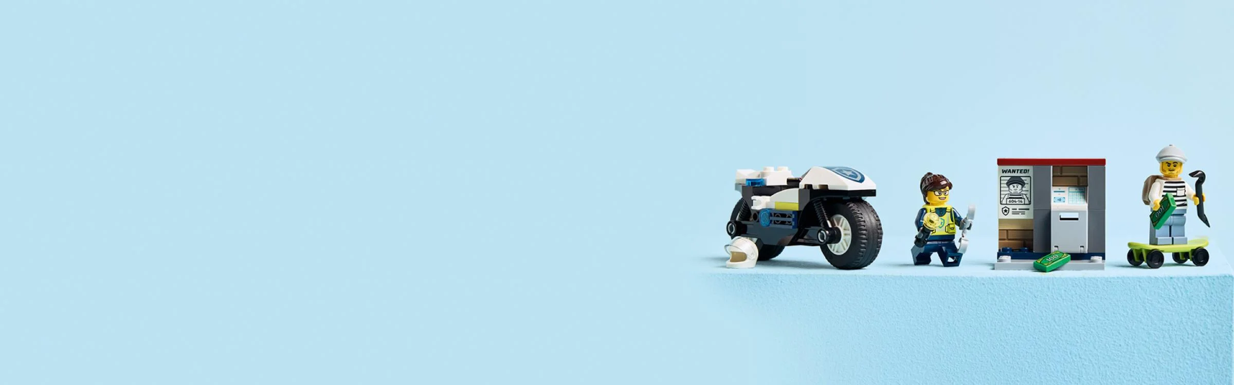 Motocicleta de poliție, minifigurine și un bancomat într-o scenă LEGO City. Aventura prinde viață!
