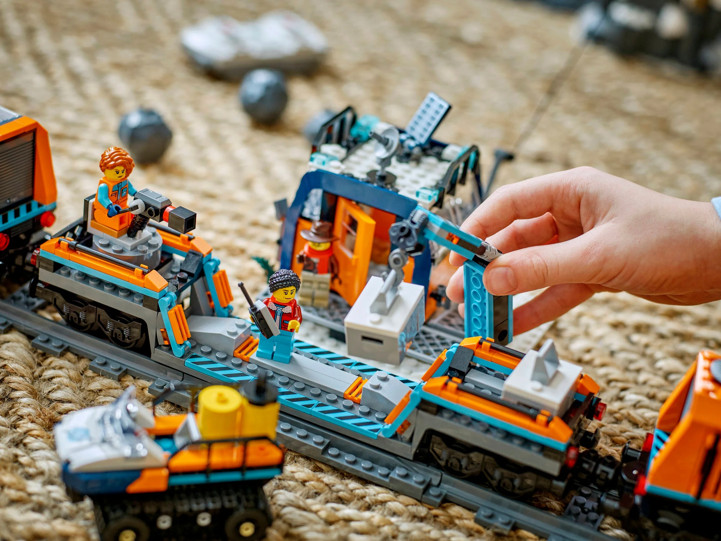 Copil explorează cu trenul LEGO, având minifigurine și funcții interactive. Aventură și joacă creativă!
