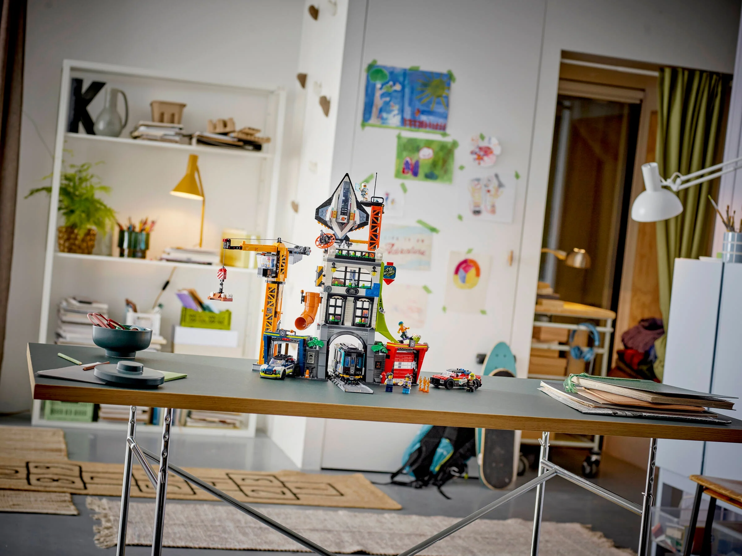 Imagine cu setul LEGO City 60473, Turnul Orașului, într-un decor de interior modern. Totul arată distractiv și creativ.