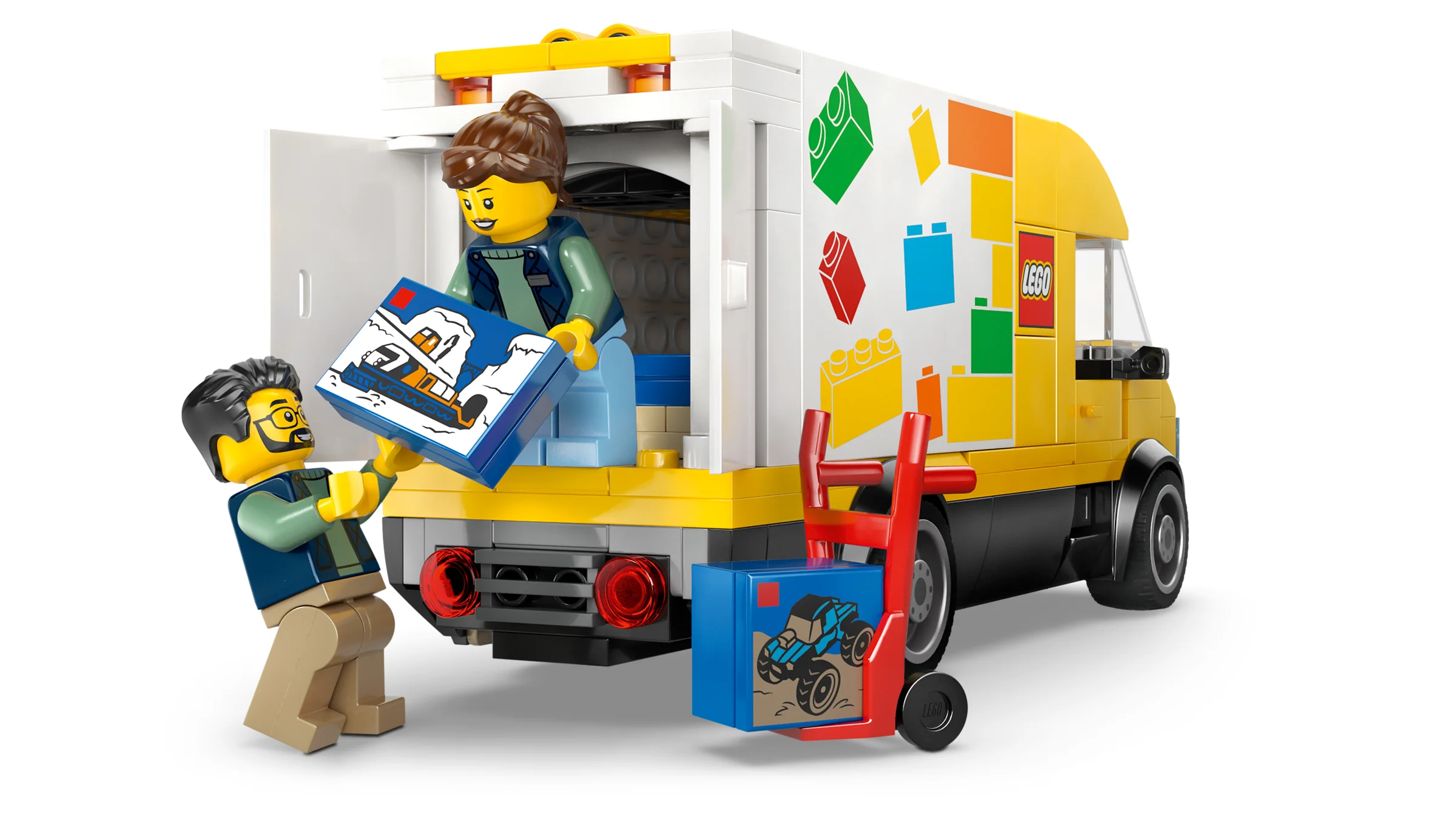 O scenă cu furgoneta LEGO, două minifigurine și o cutie ce prezintă un model LEGO.