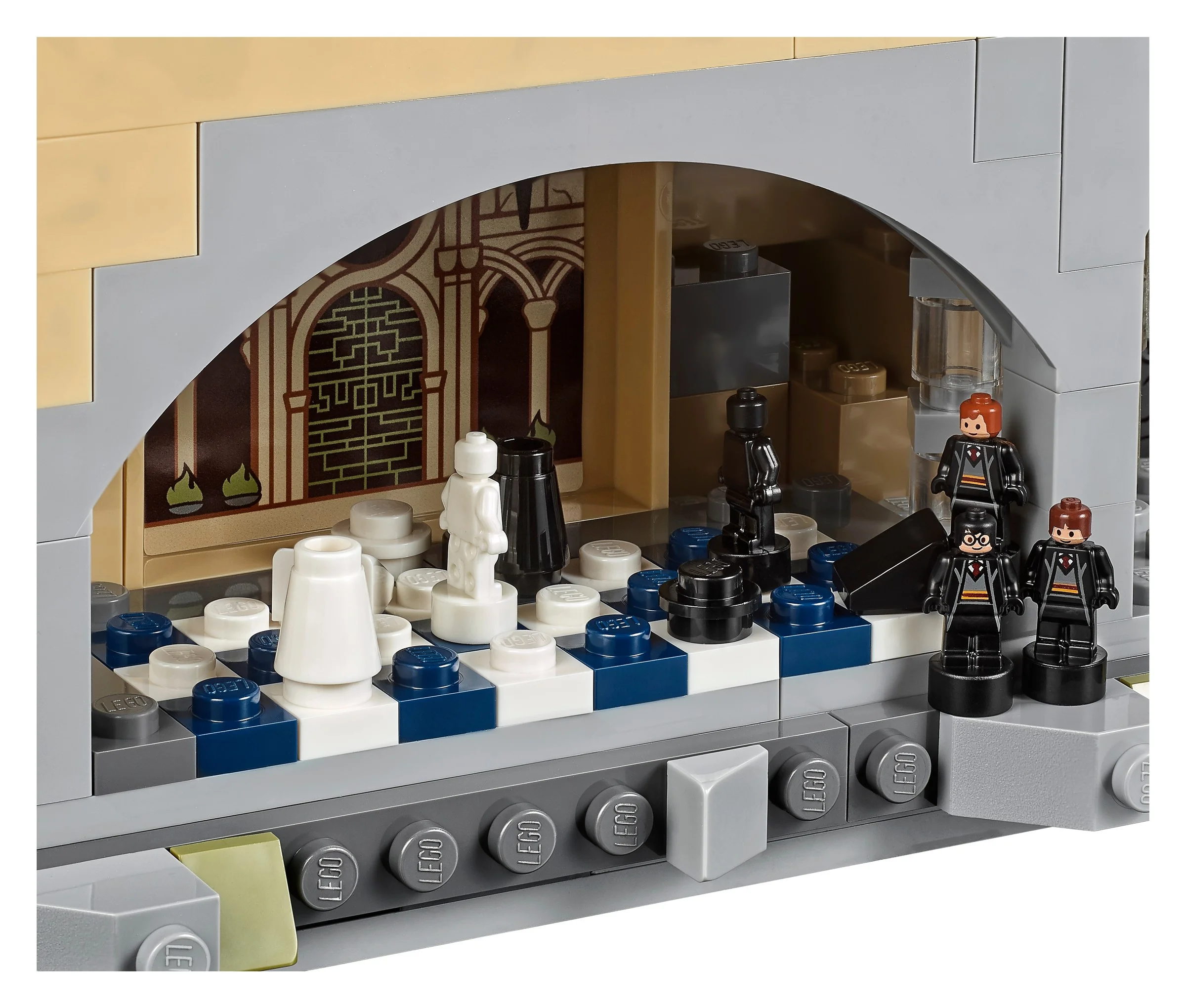 Scena cu tabla de șah din Castelul Hogwarts, cu minifigurinele Harry, Ron și Hermione.